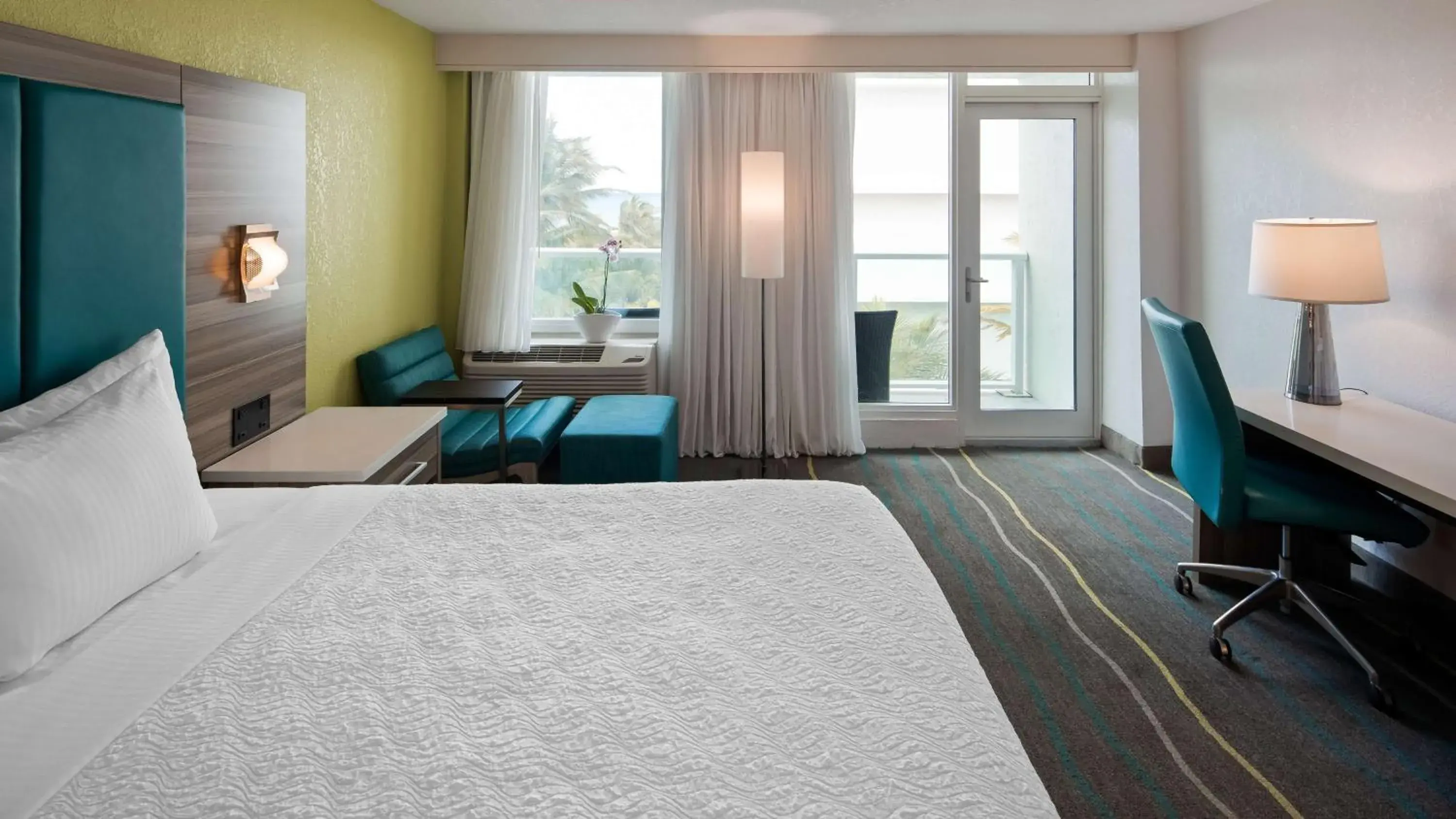 Bed in Best Western Plus Oceanside Inn Bed in Best Western Plus Oceanside Inn