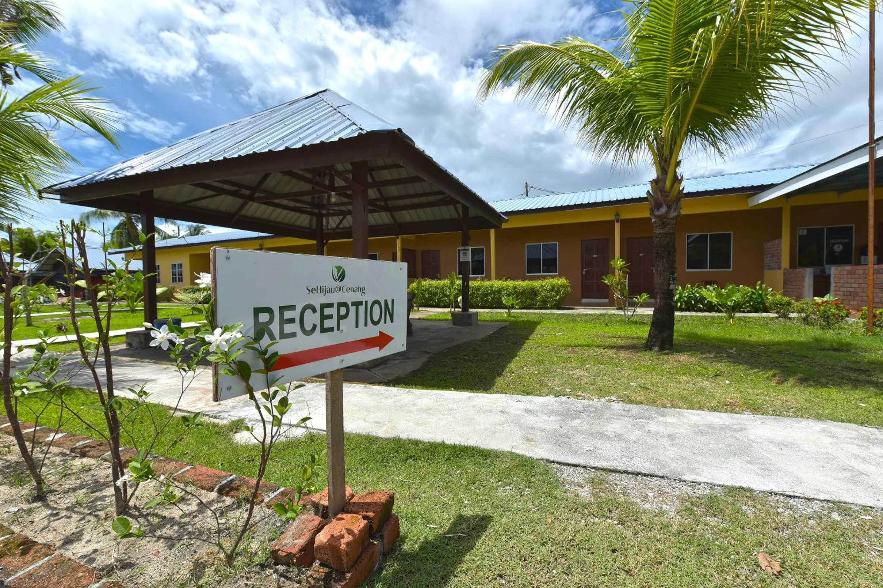 Facade/entrance in Collection O 90622 Sehijau Cenang