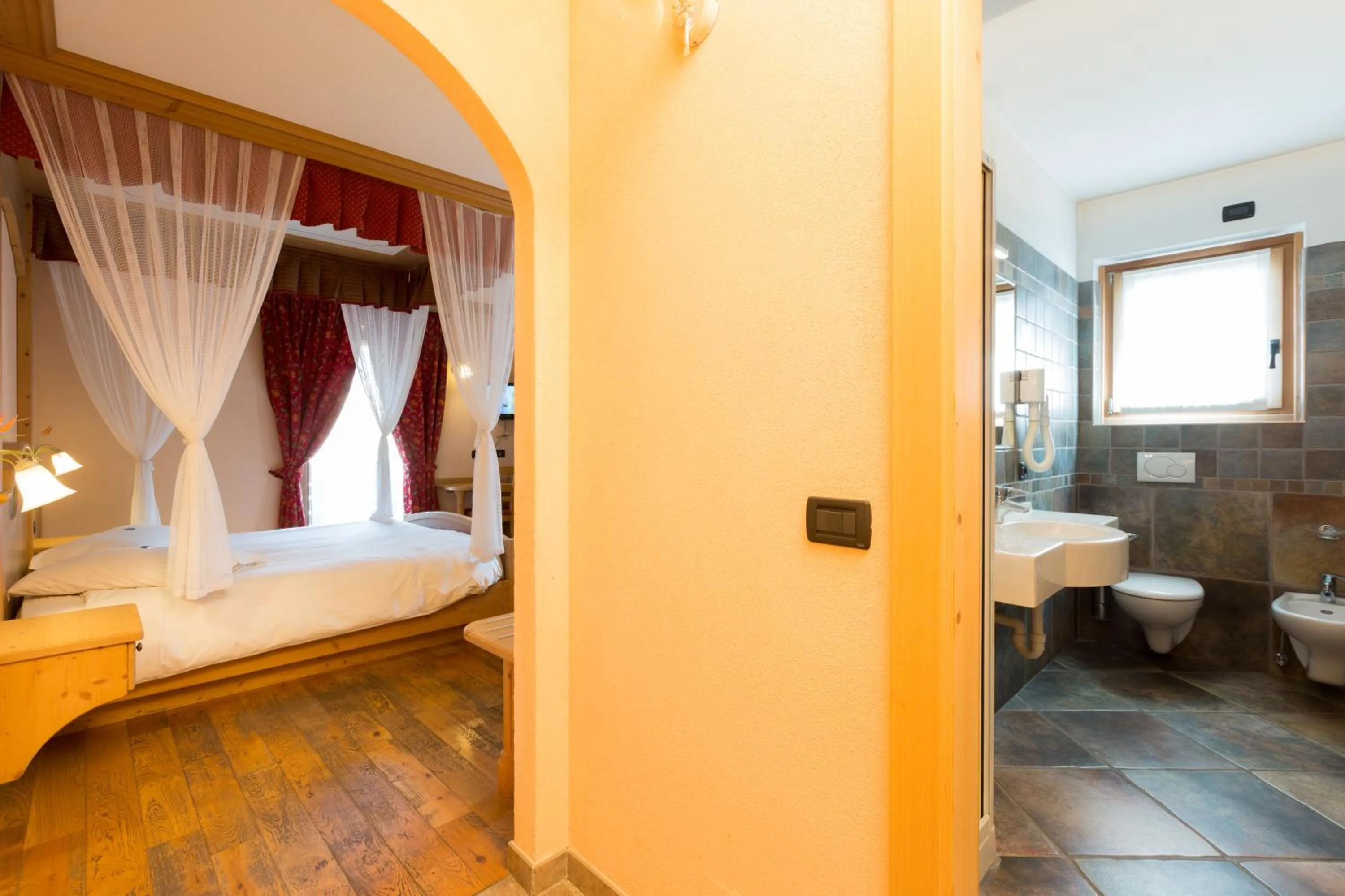 Bedroom, Bed in Hotel Pontiglia