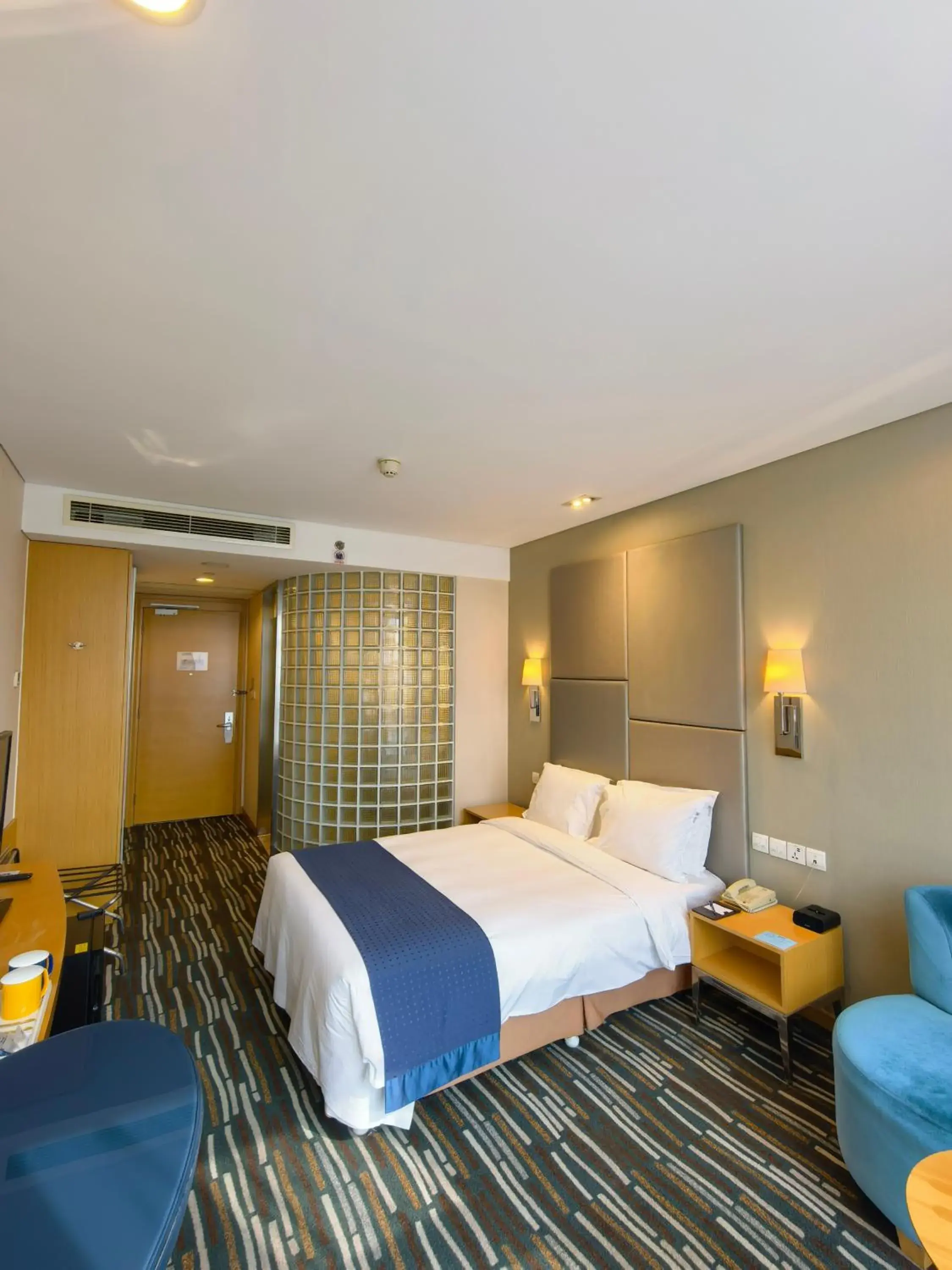 Bed in Holiday Inn Express Beijing Yizhuang by IHG - Taxi 1 Hour to International Airport and 800 Meters to the Nearby Subway Bed in Holiday Inn Express Beijing Yizhuang by IHG - Taxi 1 Hour to International Airport and 800 Meters to the Nearby Subway