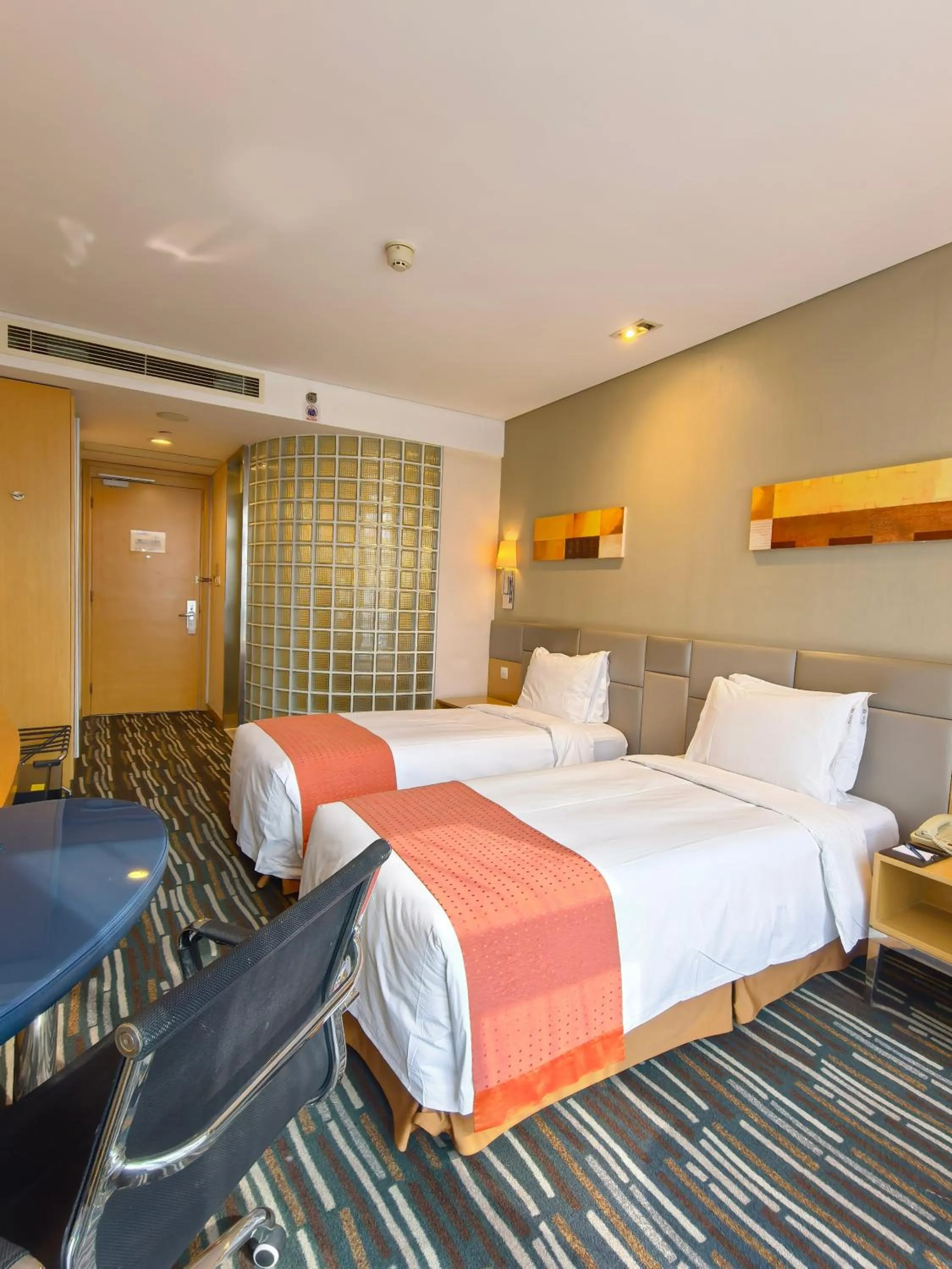 Photo of the whole room, Bed in Holiday Inn Express Beijing Yizhuang by IHG