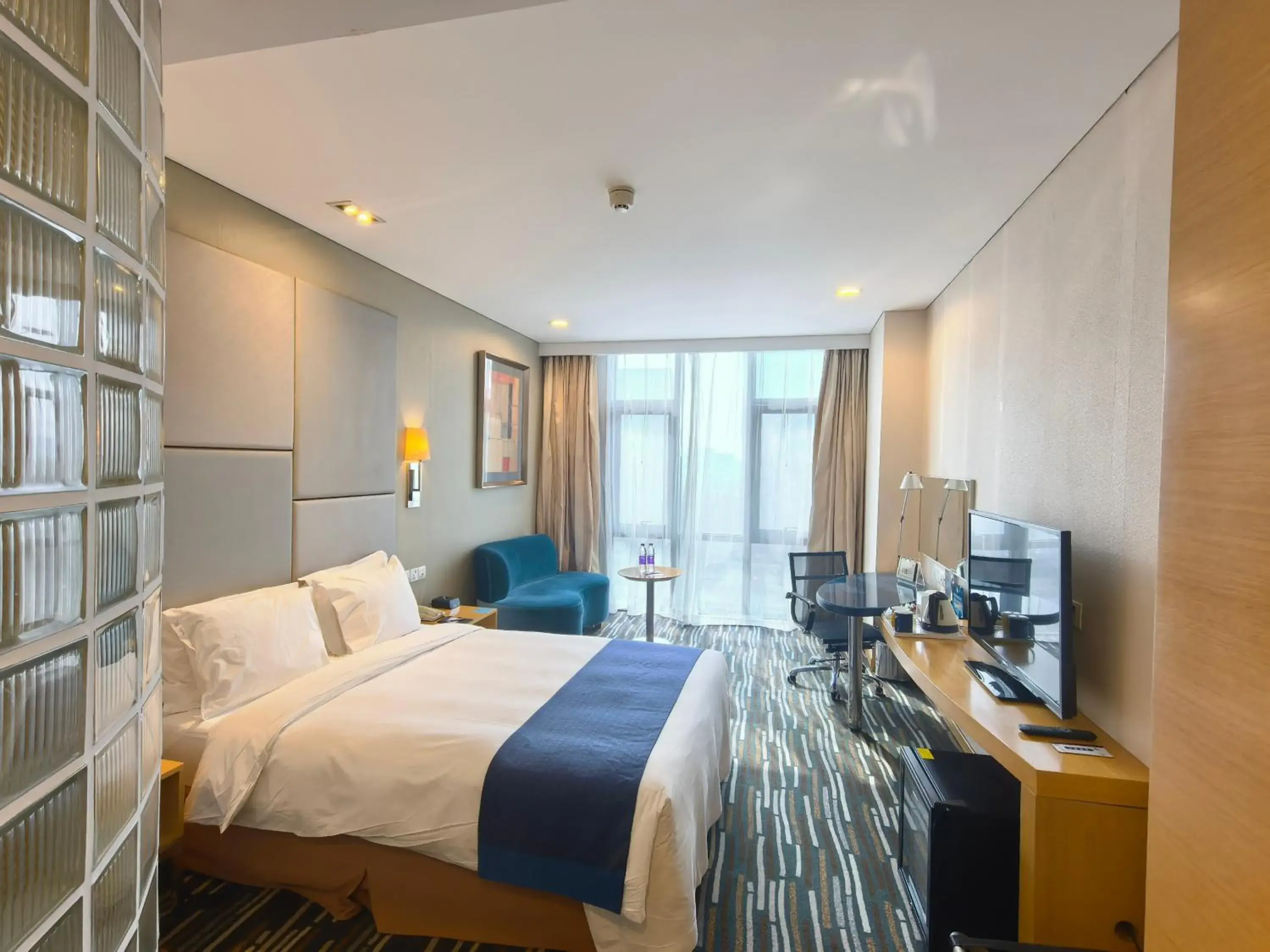 Bed in Holiday Inn Express Beijing Yizhuang by IHG - Taxi 1 Hour to International Airport and 800 Meters to the Nearby Subway Bed in Holiday Inn Express Beijing Yizhuang by IHG - Taxi 1 Hour to International Airport and 800 Meters to the Nearby Subway