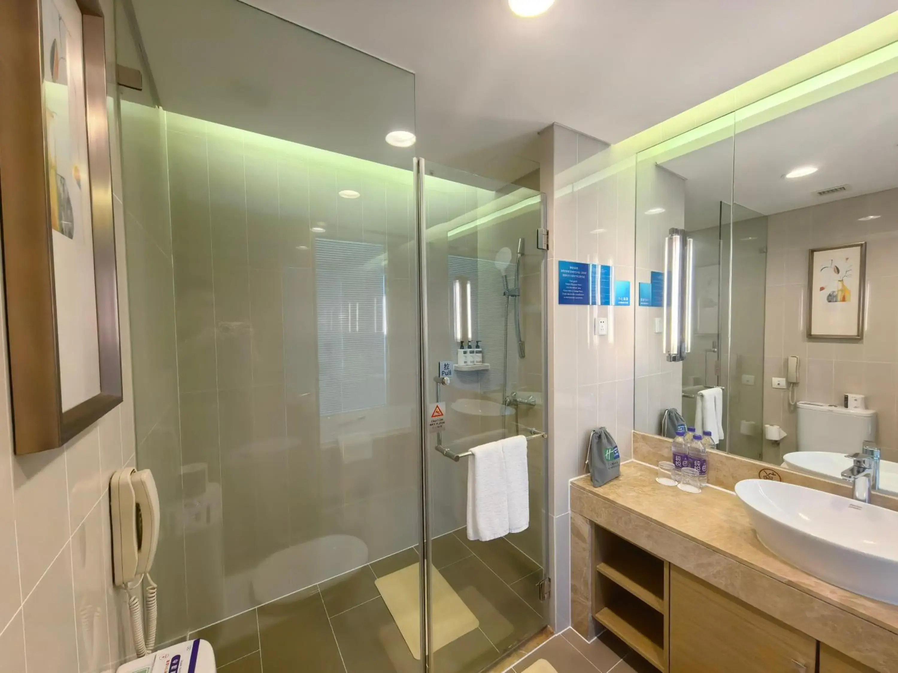Two-Bedroom with Two Bathrooms and Hearing Accessible Roll In Shower - Non-Smoking in Holiday Inn Express Beijing Yizhuang by IHG - Taxi 1 Hour to International Airport and 800 Meters to the Nearby Subway Two-Bedroom with Two Bathrooms and Hearing Accessible Roll In Shower - Non-Smoking in Holiday Inn Express Beijing Yizhuang by IHG - Taxi 1 Hour to International Airport and 800 Meters to the Nearby Subway