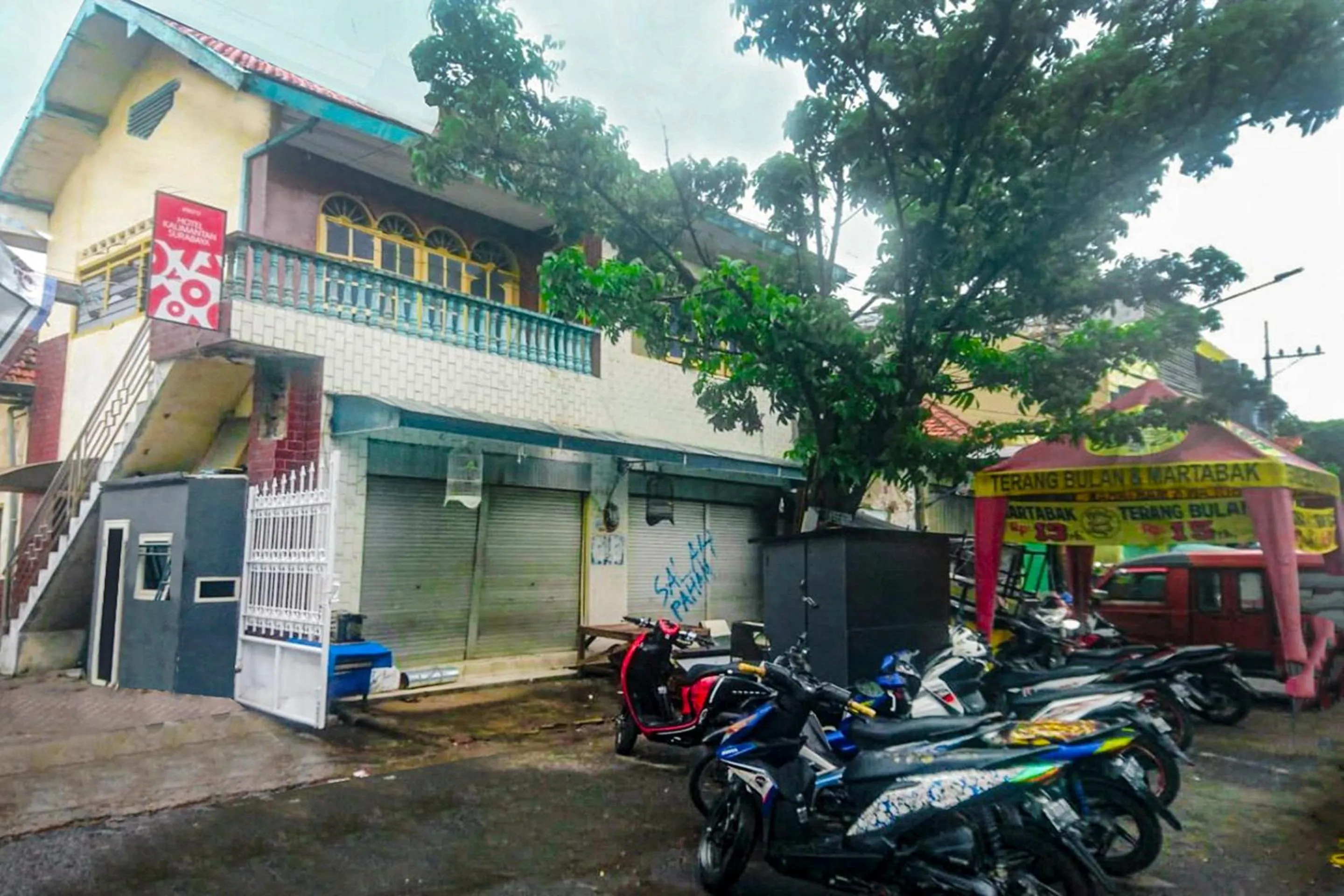 Facade/entrance in Hotel O Kalimantan Surabaya Syariah