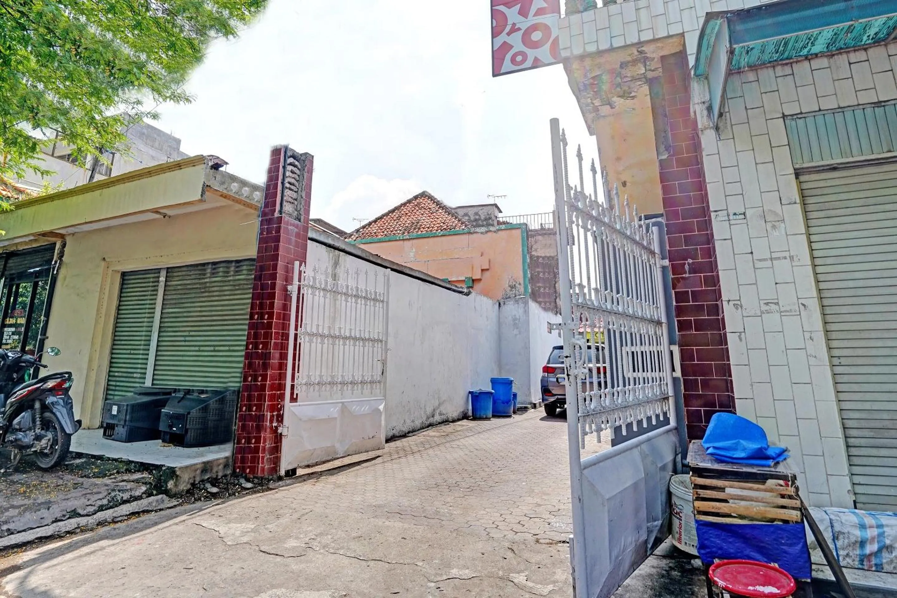 Facade/entrance in Hotel O Kalimantan Surabaya Syariah