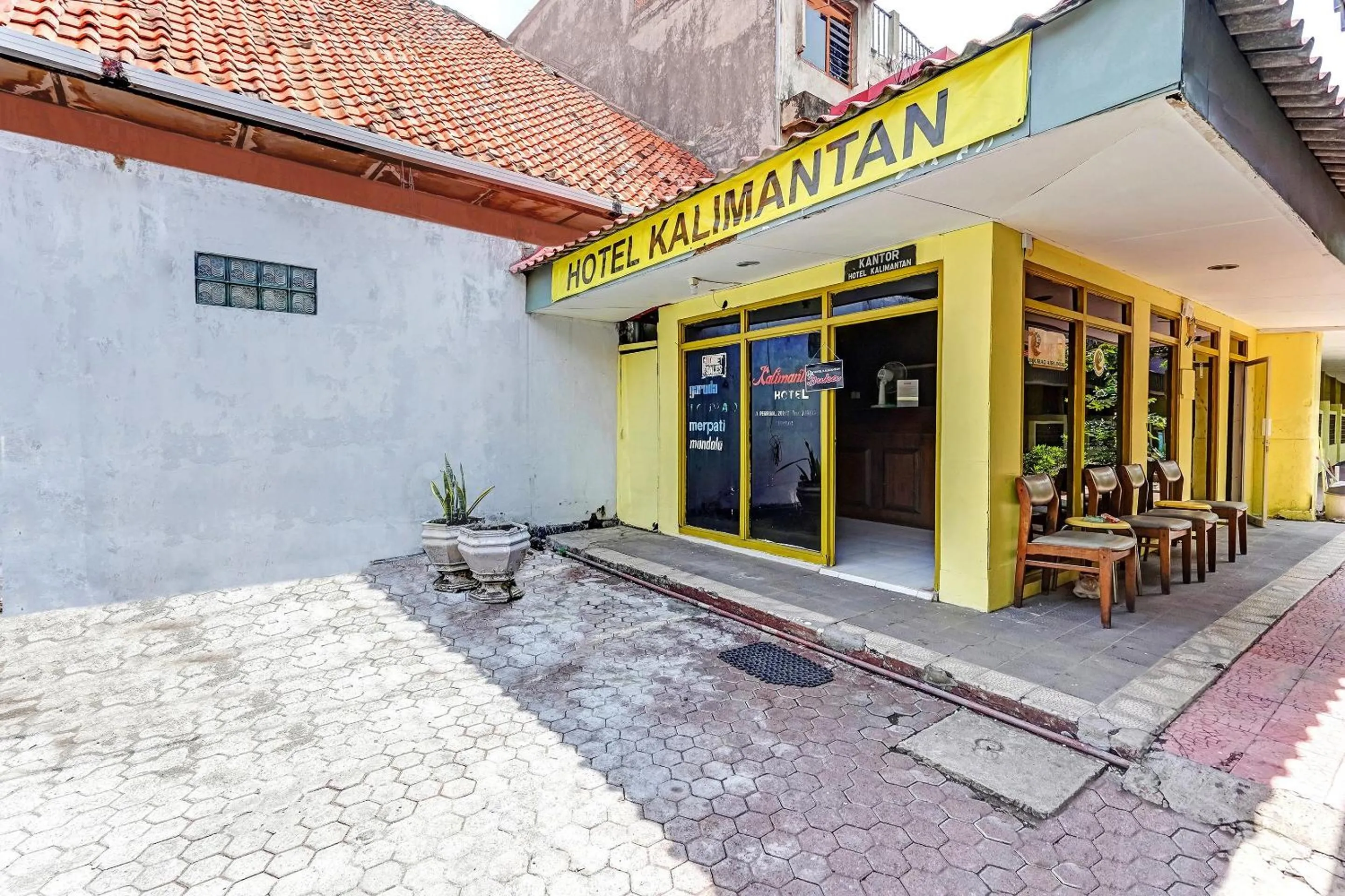 Facade/entrance in Hotel O Kalimantan Surabaya Syariah