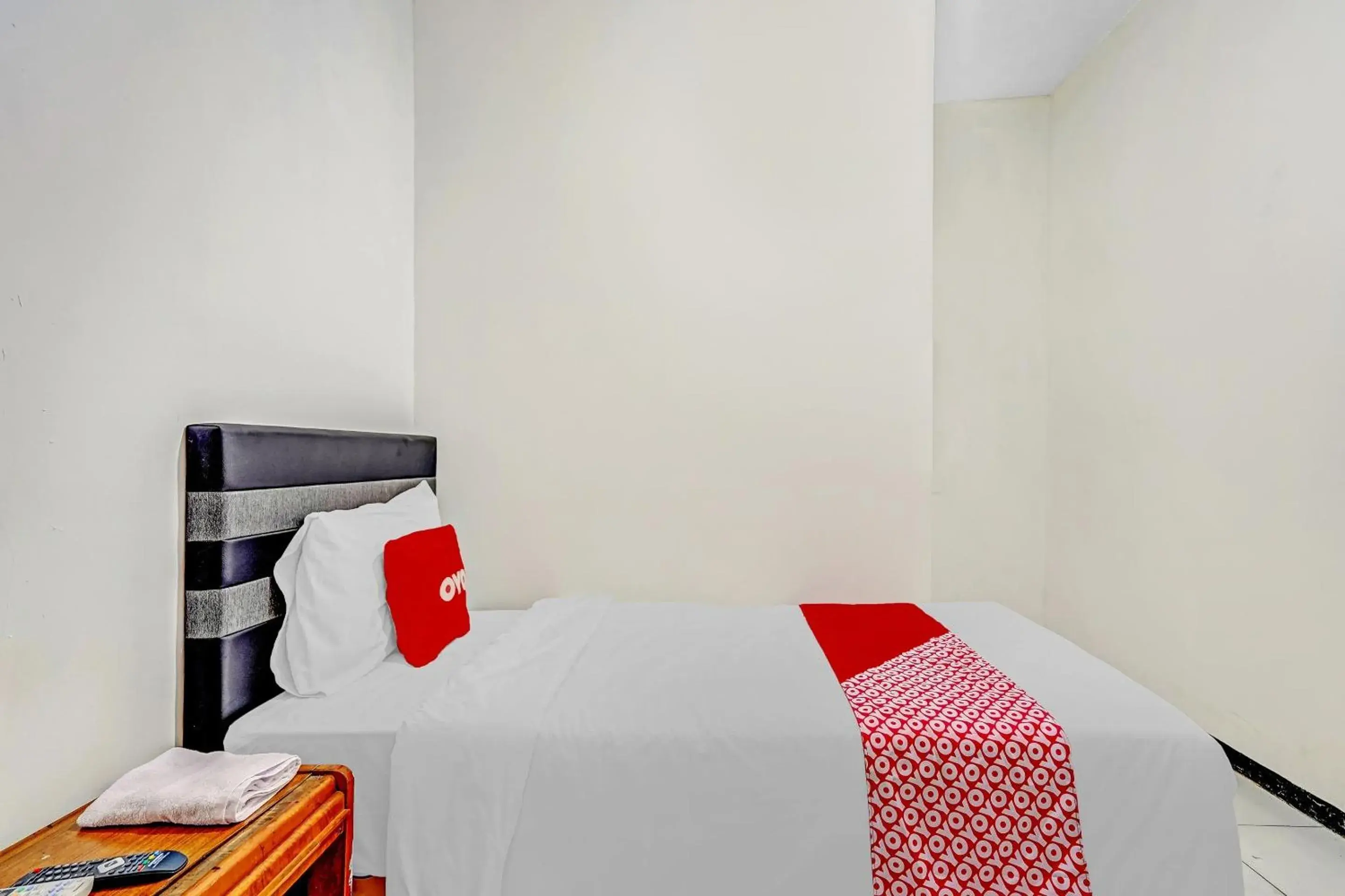 Bedroom, Bed in Hotel O Kalimantan Surabaya Syariah Bedroom, Bed in Hotel O Kalimantan Surabaya Syariah