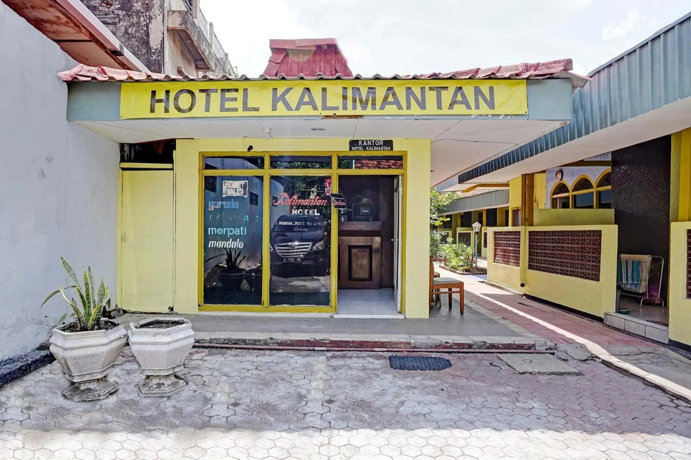 Facade/entrance in Hotel O Kalimantan Surabaya Syariah Facade/entrance in Hotel O Kalimantan Surabaya Syariah