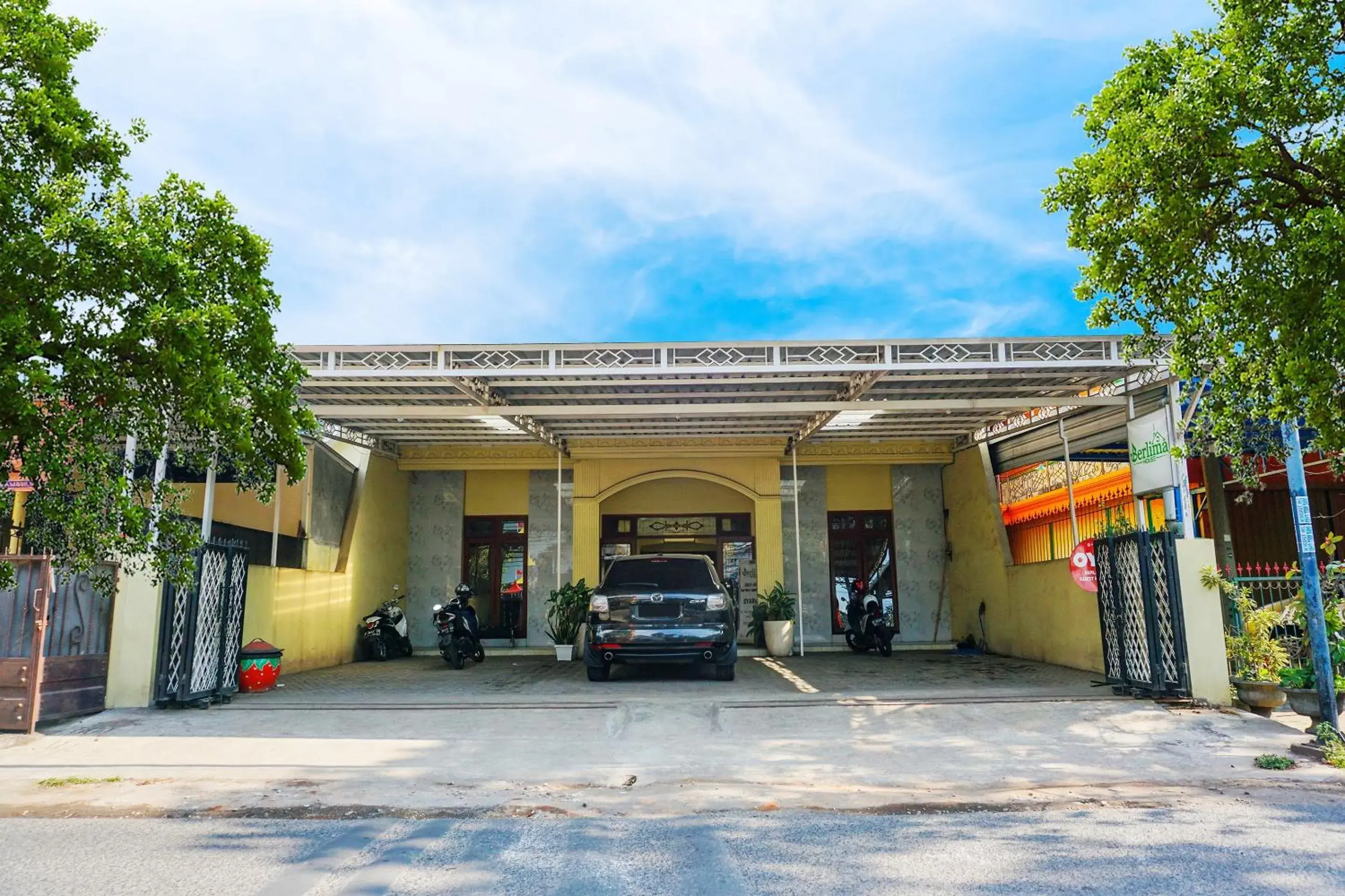 Facade/entrance in Flagship 90723 Berlima Guest House Syariah Facade/entrance in Flagship 90723 Berlima Guest House Syariah