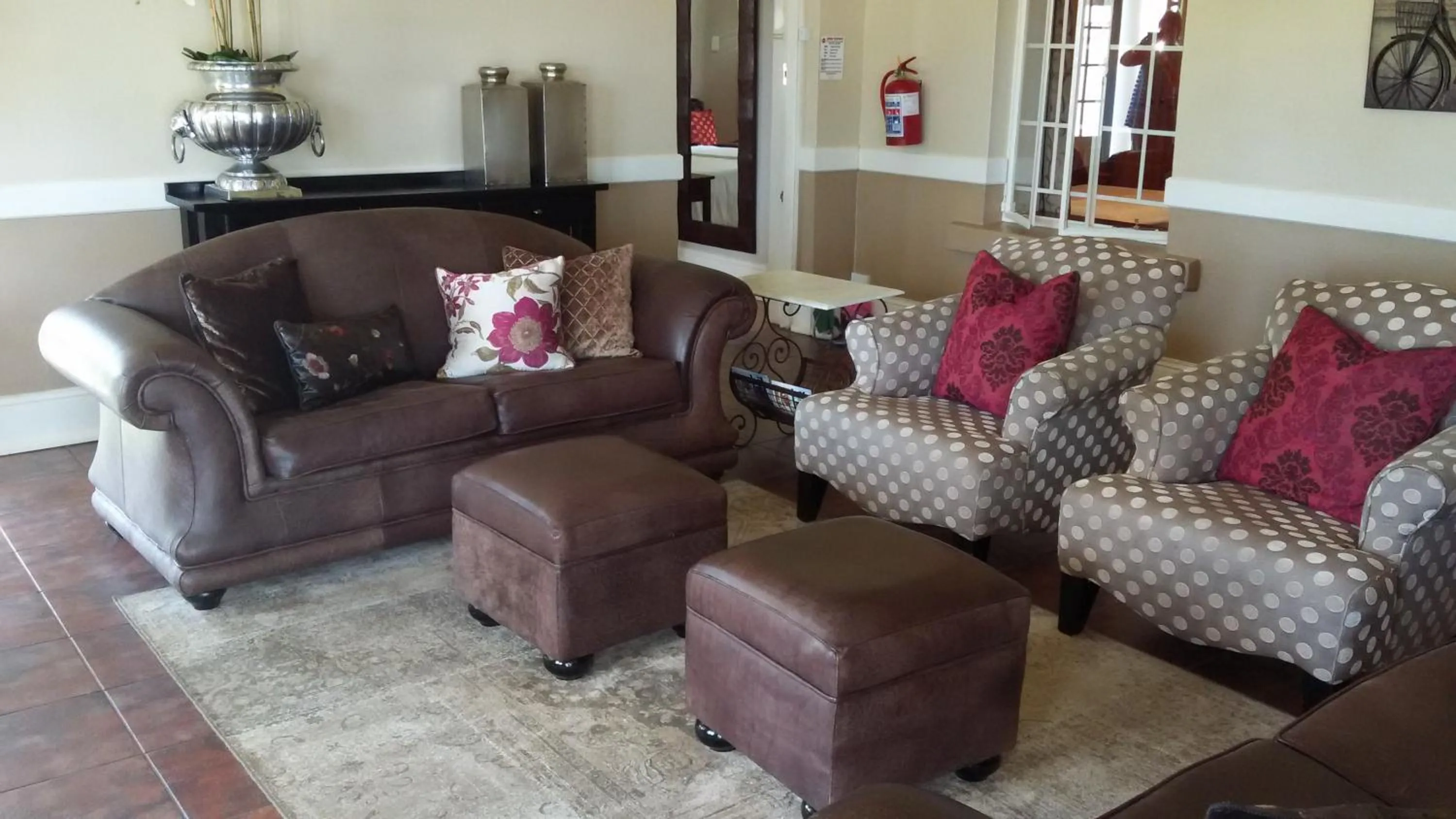 Communal lounge/ TV room in Villa Beryl Guesthouse