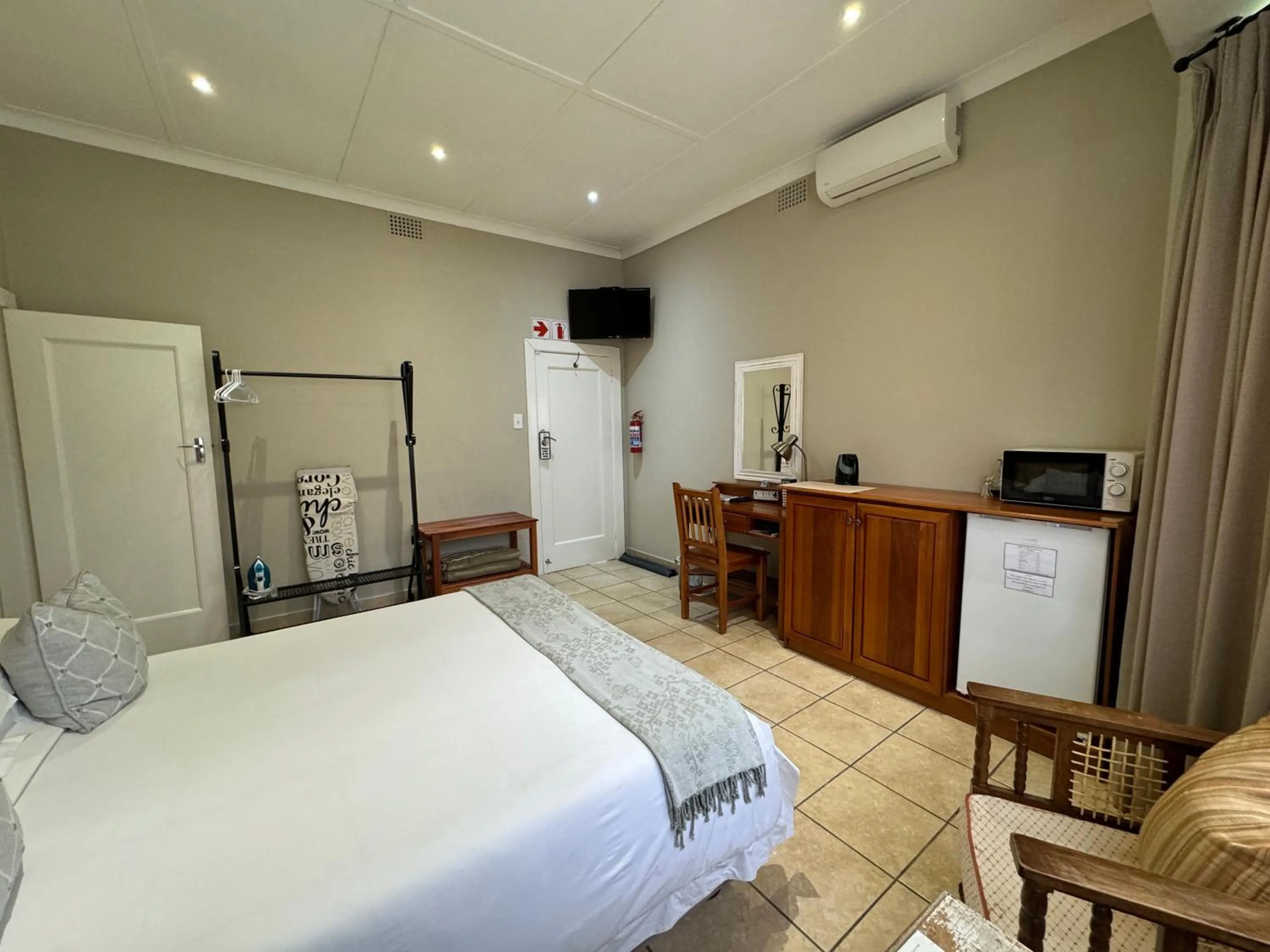Bathroom, Bed in Villa Beryl Guesthouse