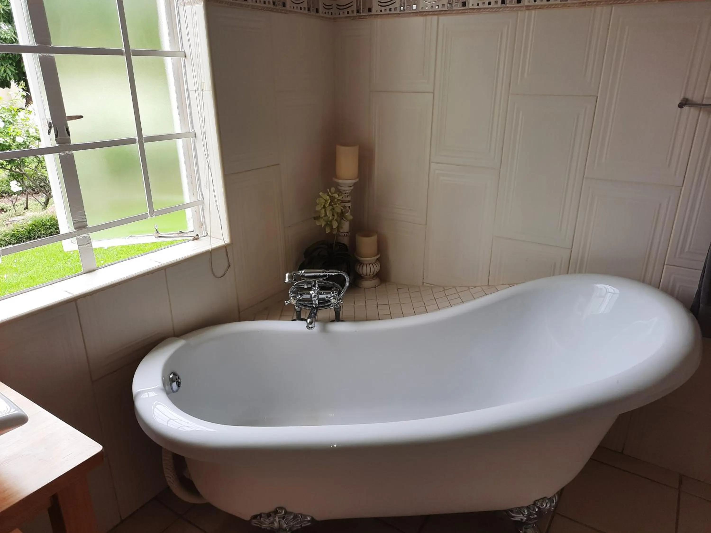 Bath in Villa Beryl Guesthouse