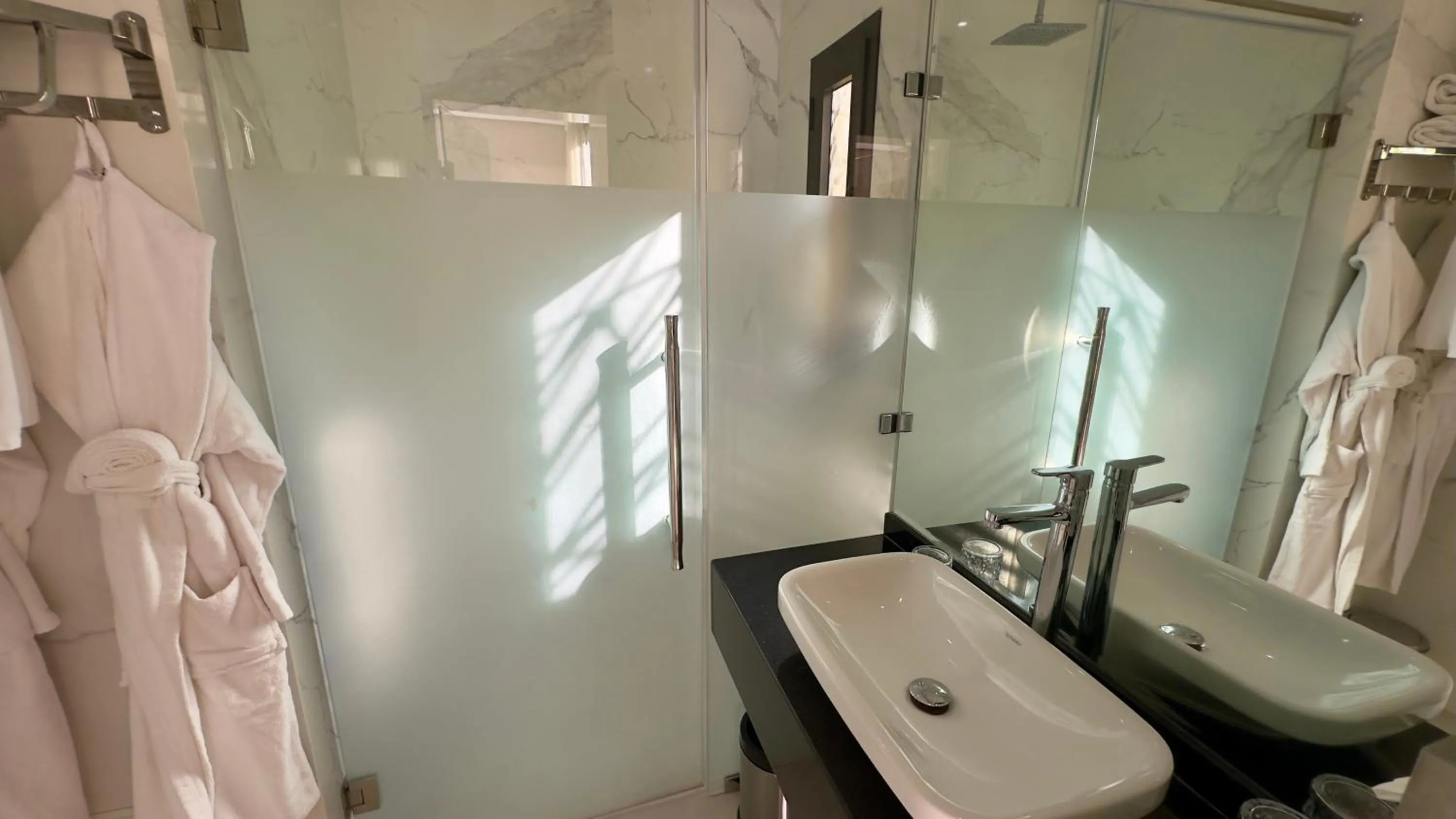 Shower in Sillage Palace Sky & Spa