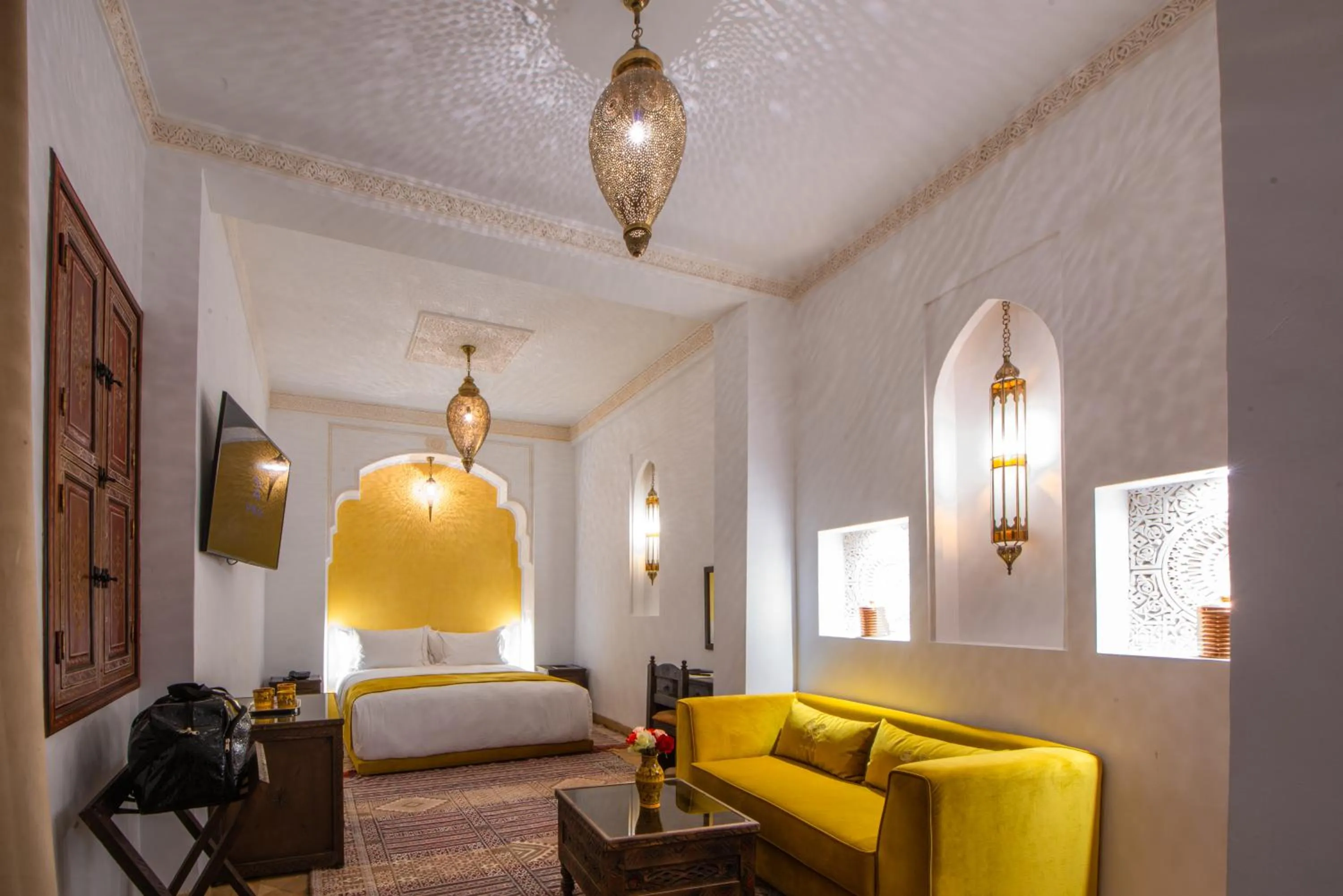 Living room, Bed in Riad la clé d'or & spa