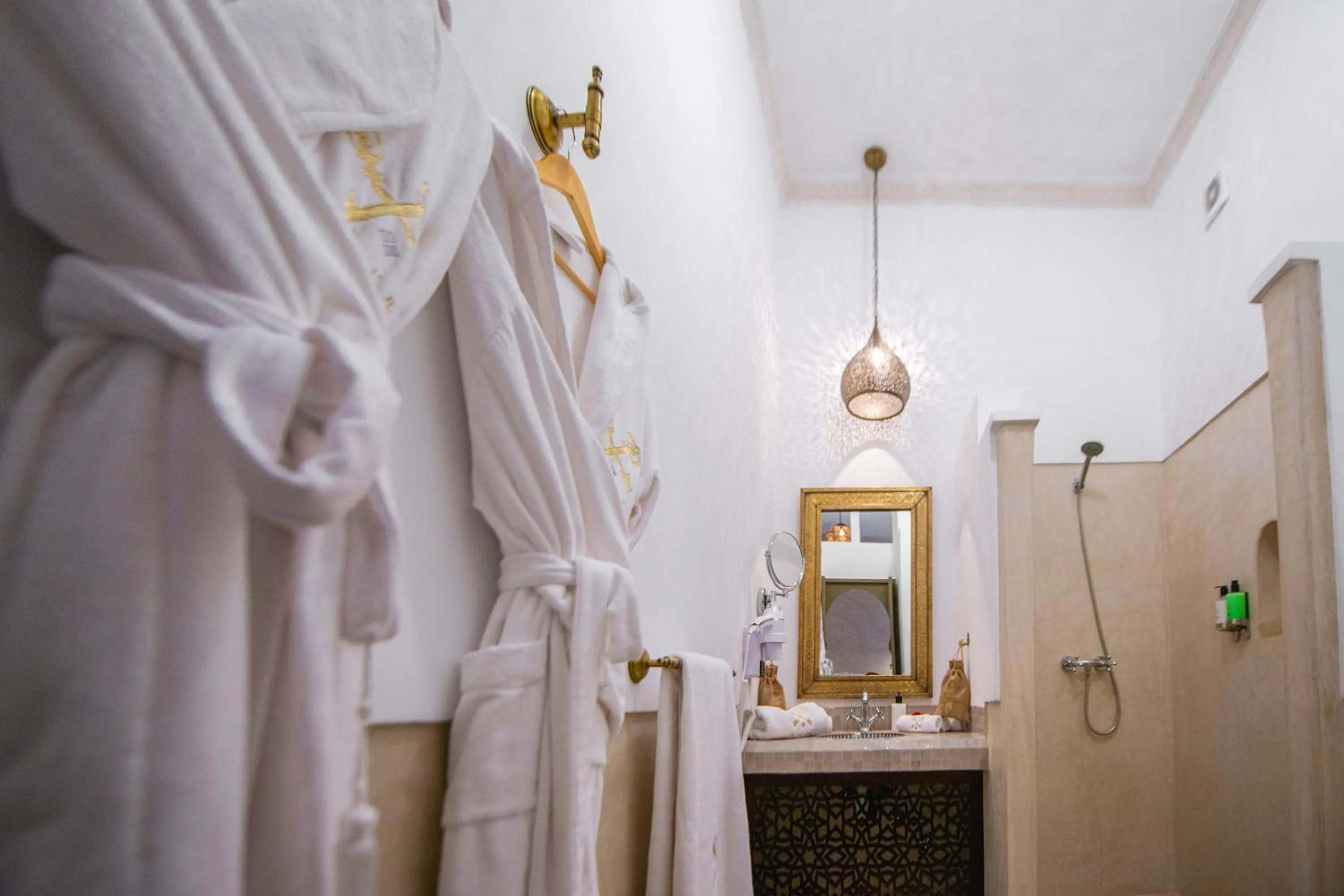 Bathroom, Bed in Riad la clé d'or & spa
