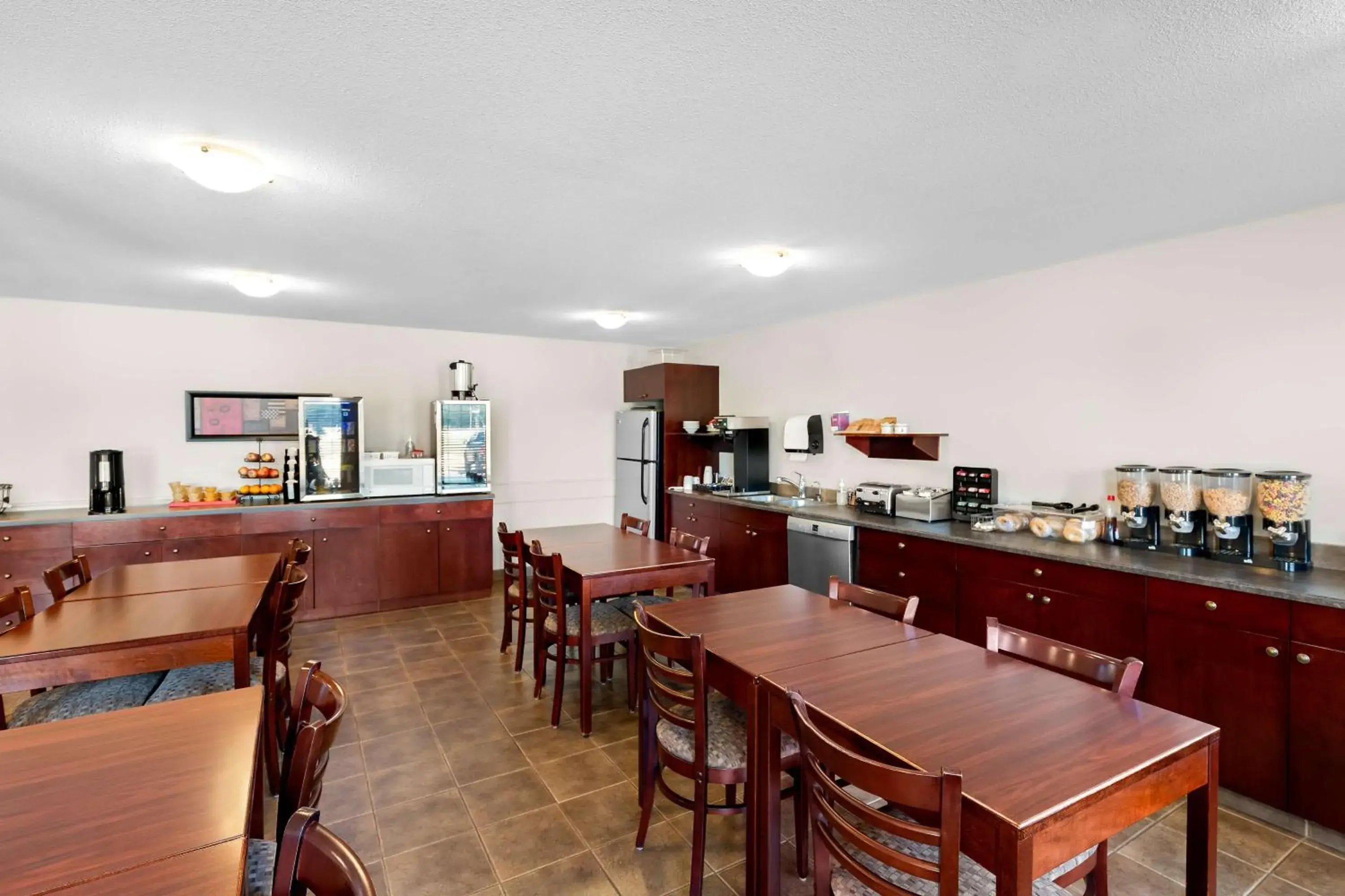 Breakfast in SureStay Plus Hotel by Best Western Hardisty Breakfast in SureStay Plus Hotel by Best Western Hardisty