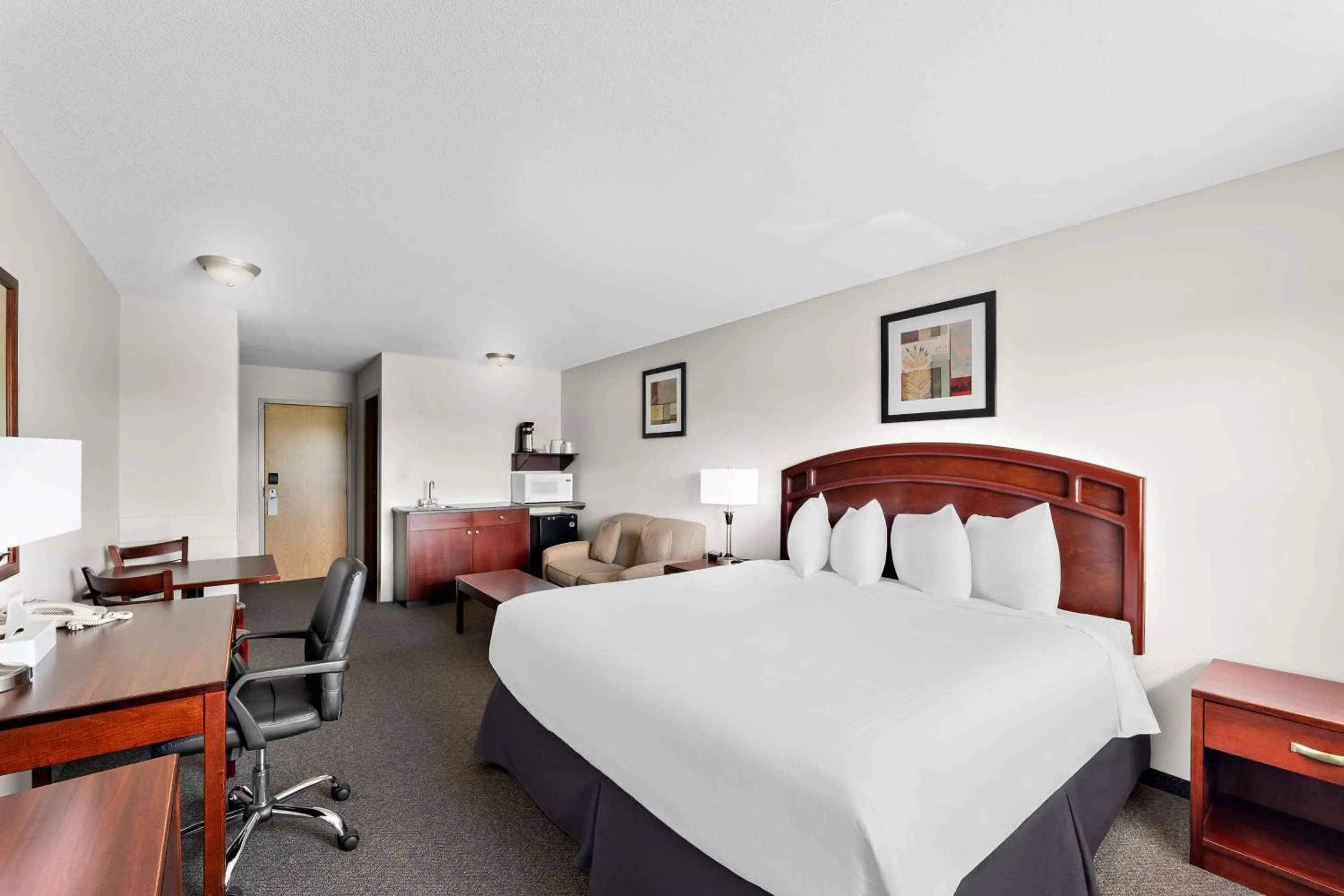 Bedroom, Bed in SureStay Plus Hotel by Best Western Hardisty