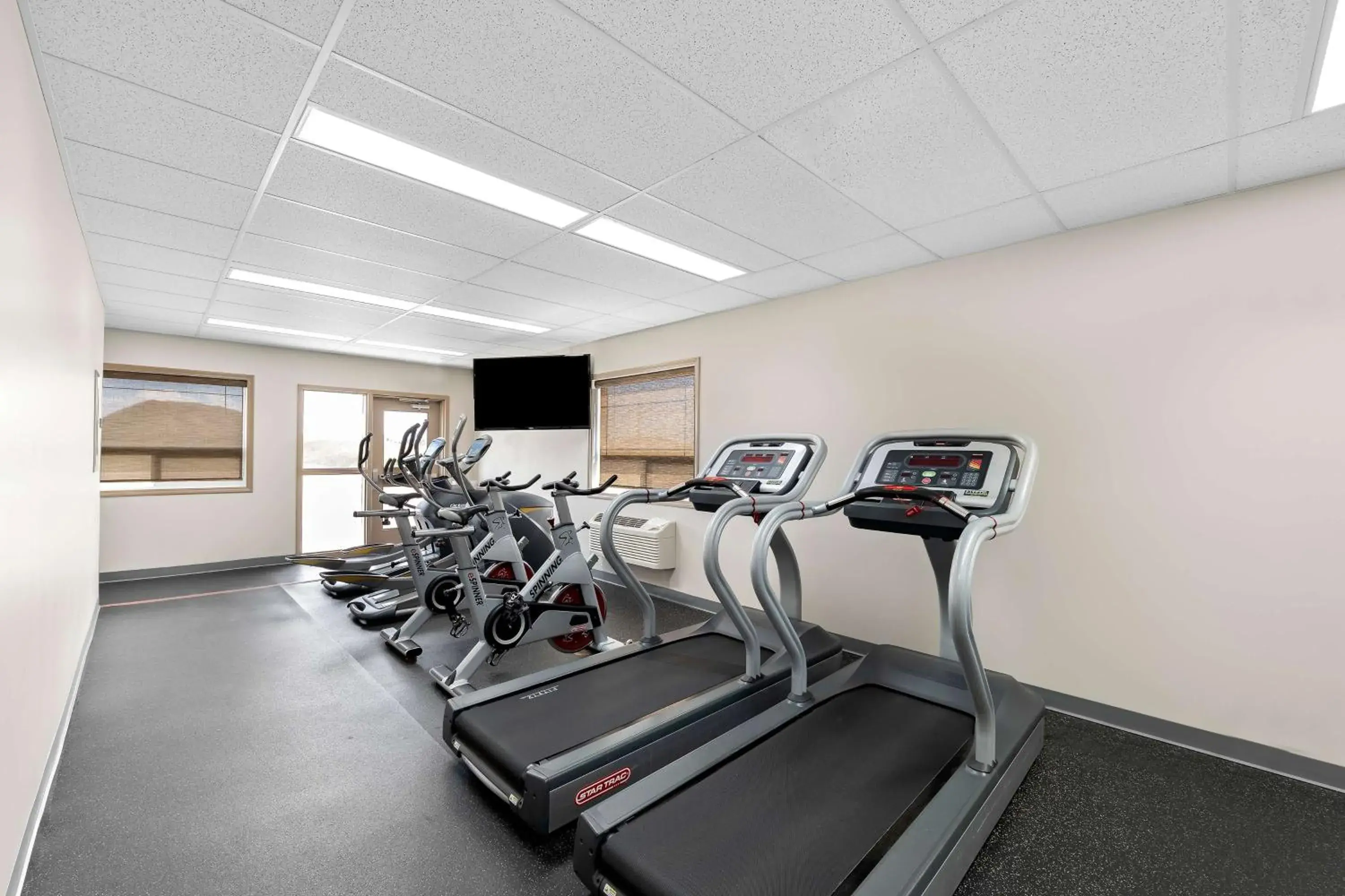 Fitness centre/facilities in SureStay Plus Hotel by Best Western Hardisty Fitness centre/facilities in SureStay Plus Hotel by Best Western Hardisty