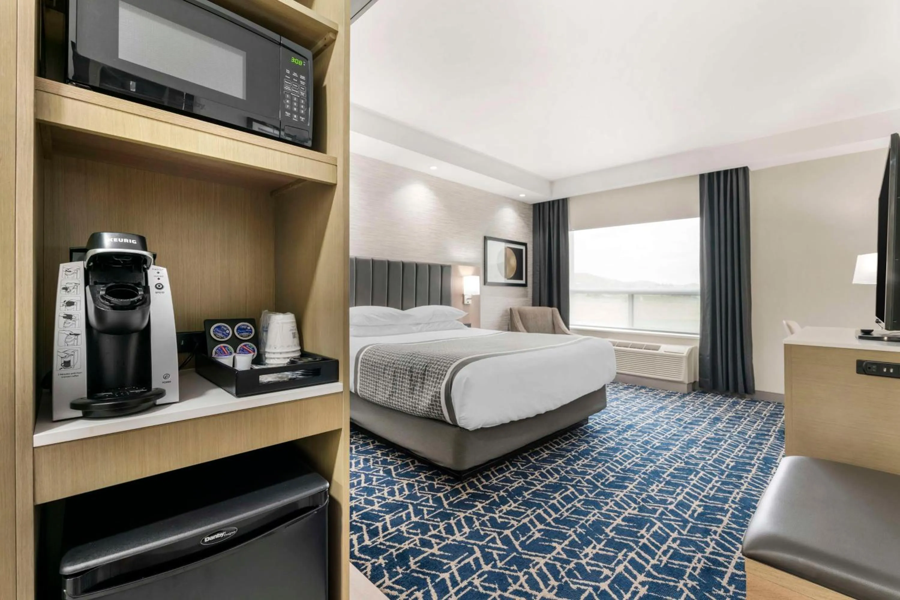 Bedroom, Bed in Best Western Premier Route 97 Vernon