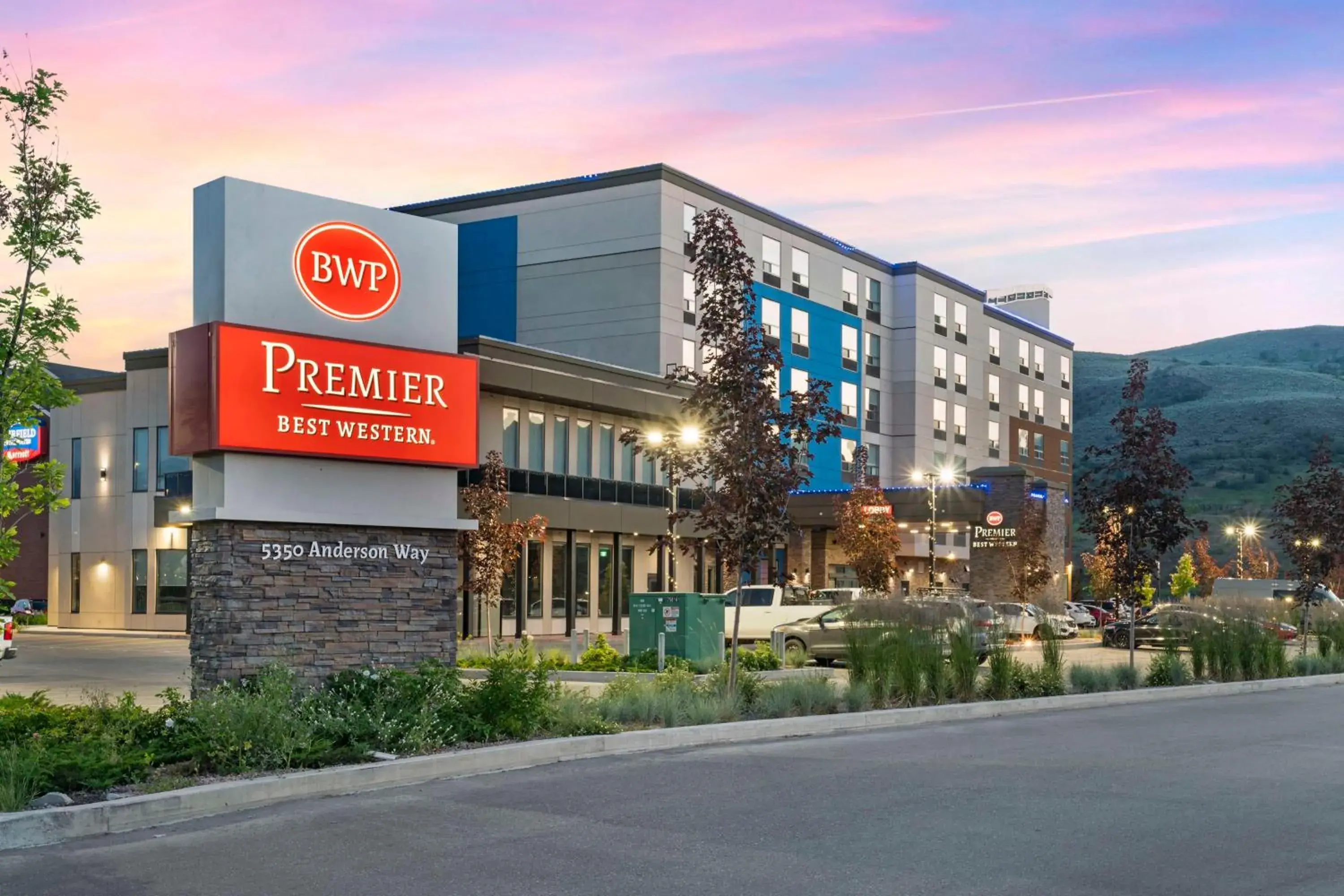 Property building in Best Western Premier Route 97 Vernon Property building in Best Western Premier Route 97 Vernon
