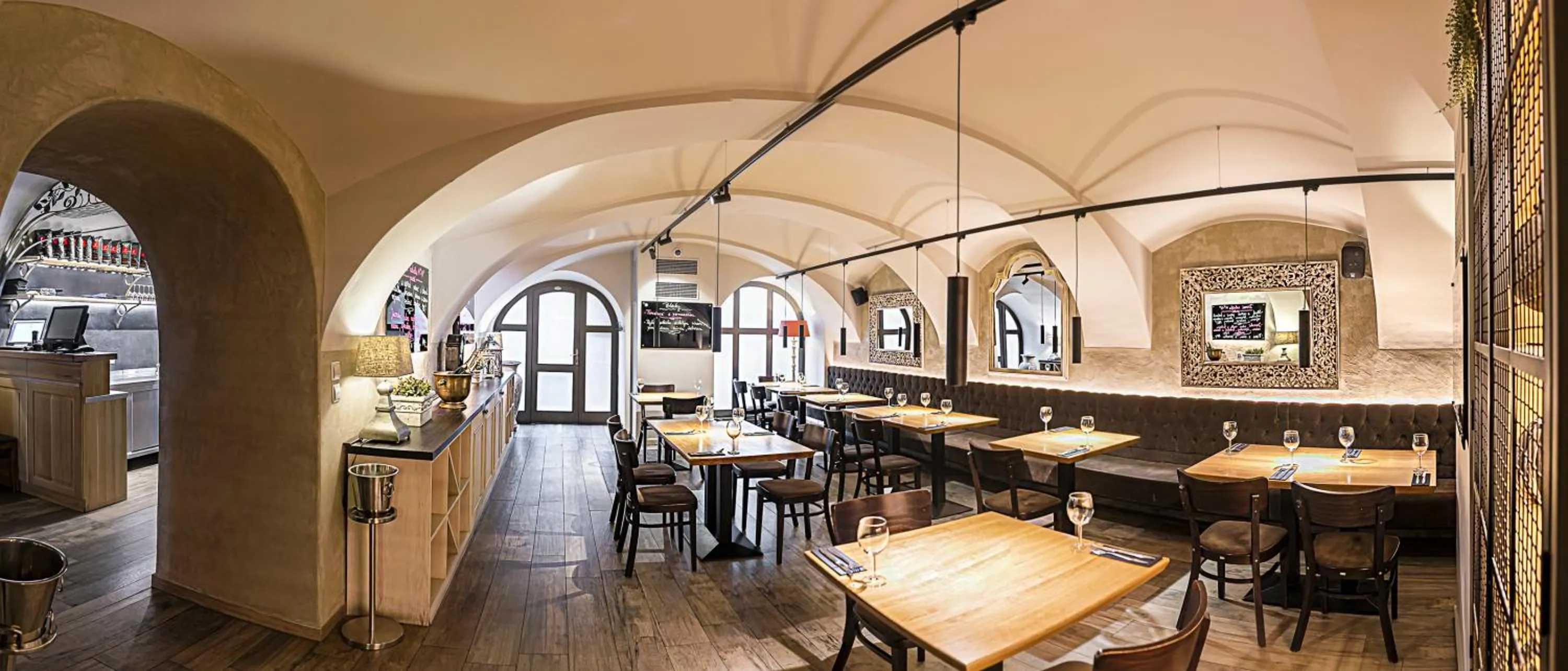 Restaurant/places to eat in Hotel Rango