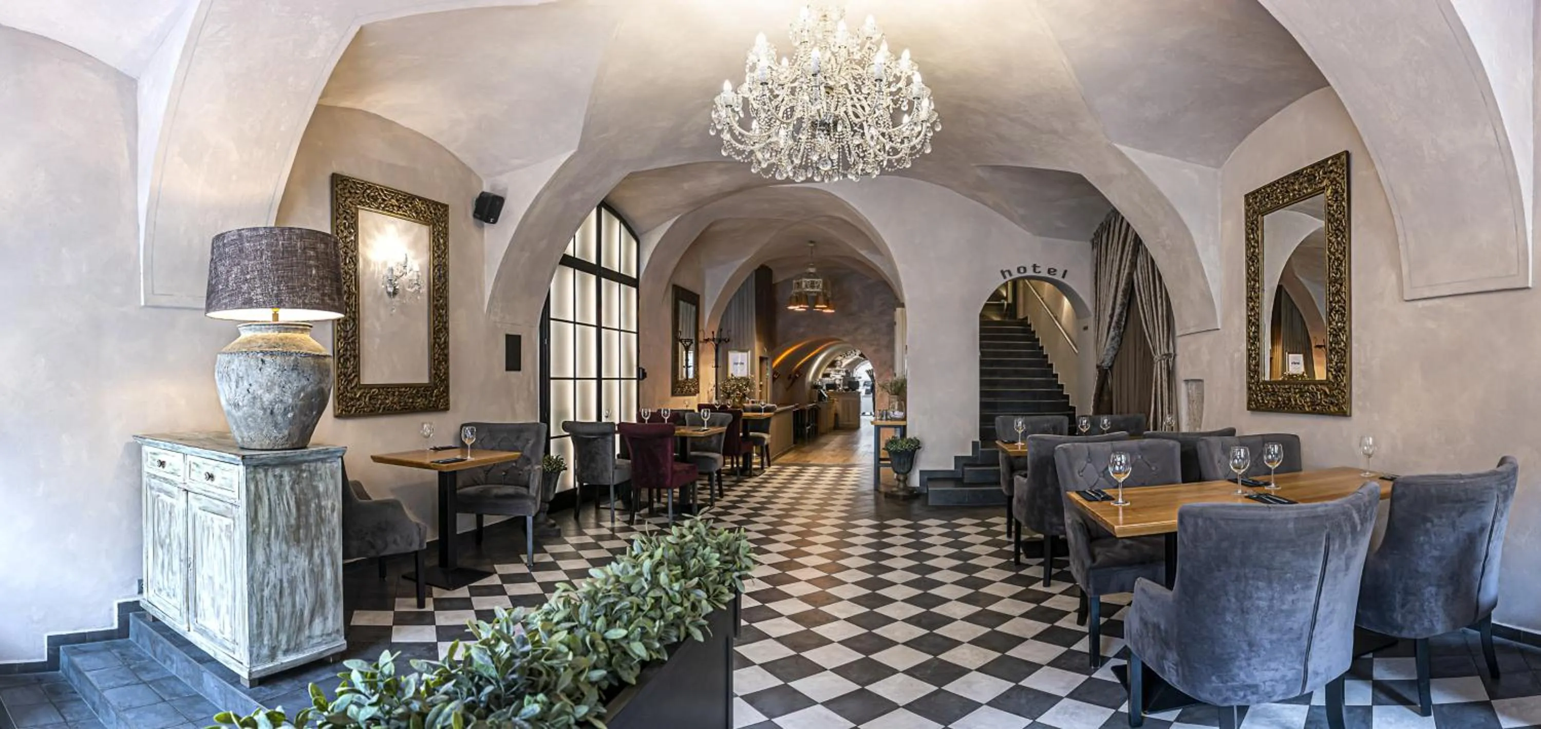 Restaurant/places to eat in Hotel Rango