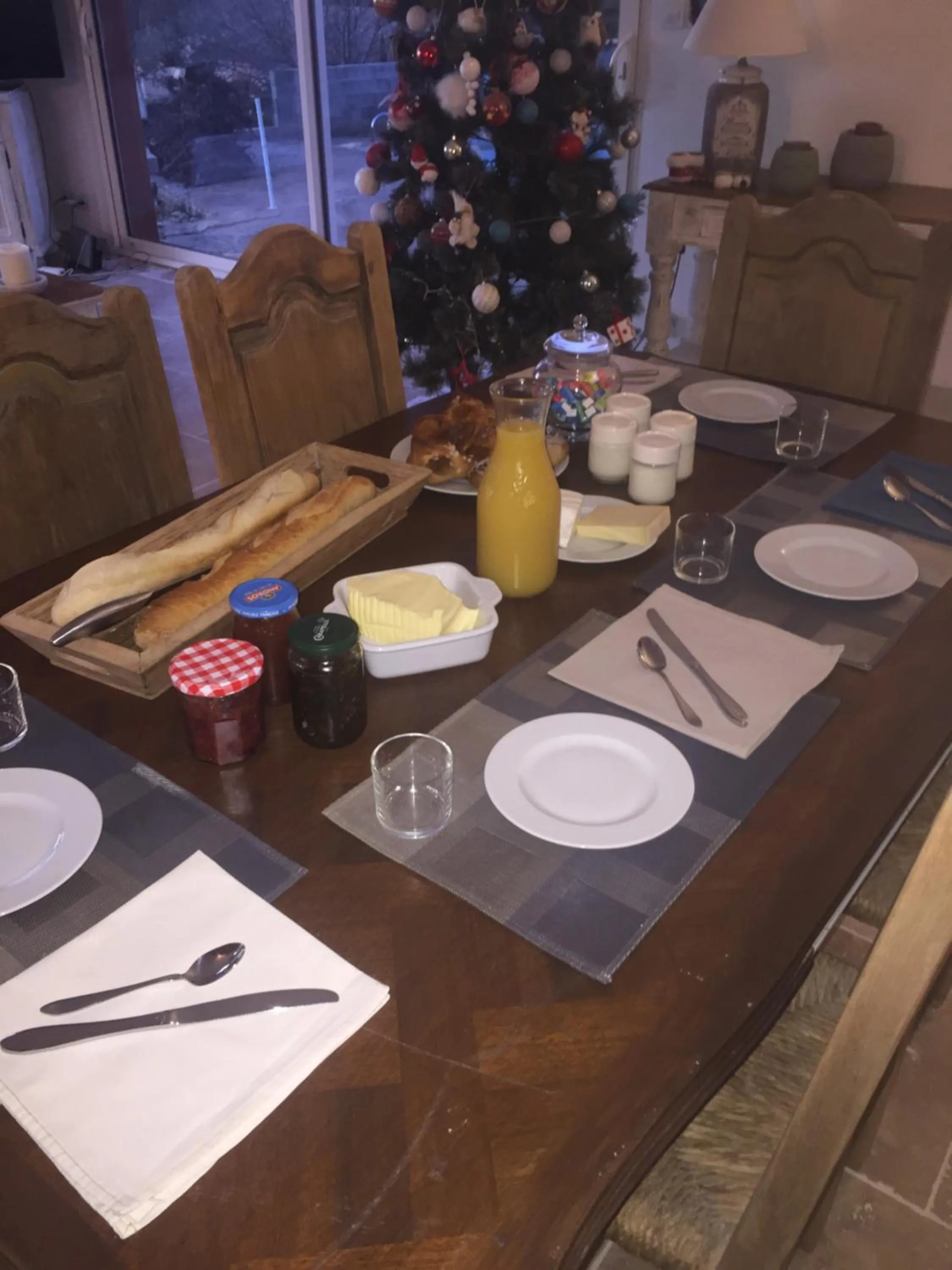 Continental breakfast in les olivades