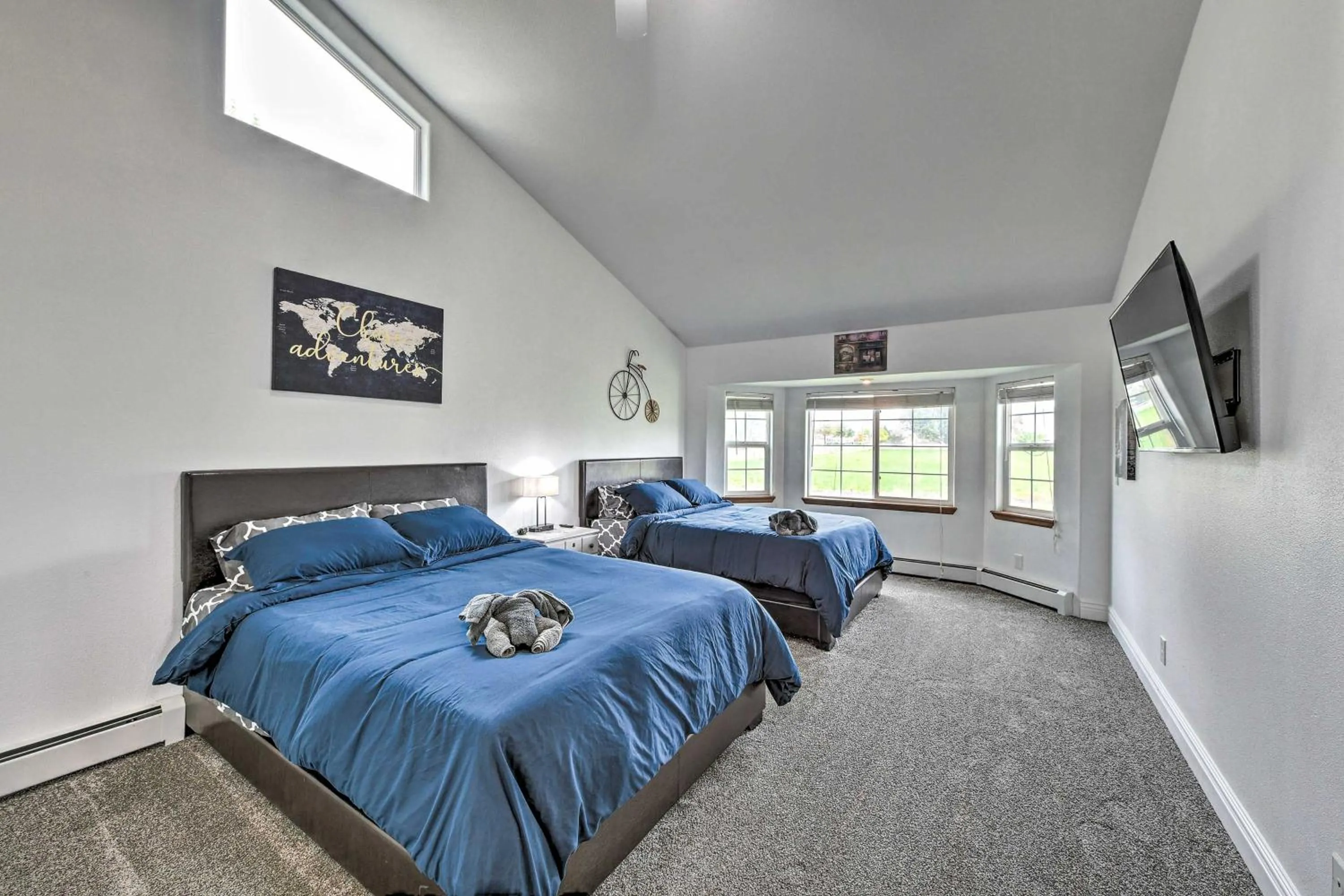 Bed in The Vineyard Country Farm Home at Grand Valley