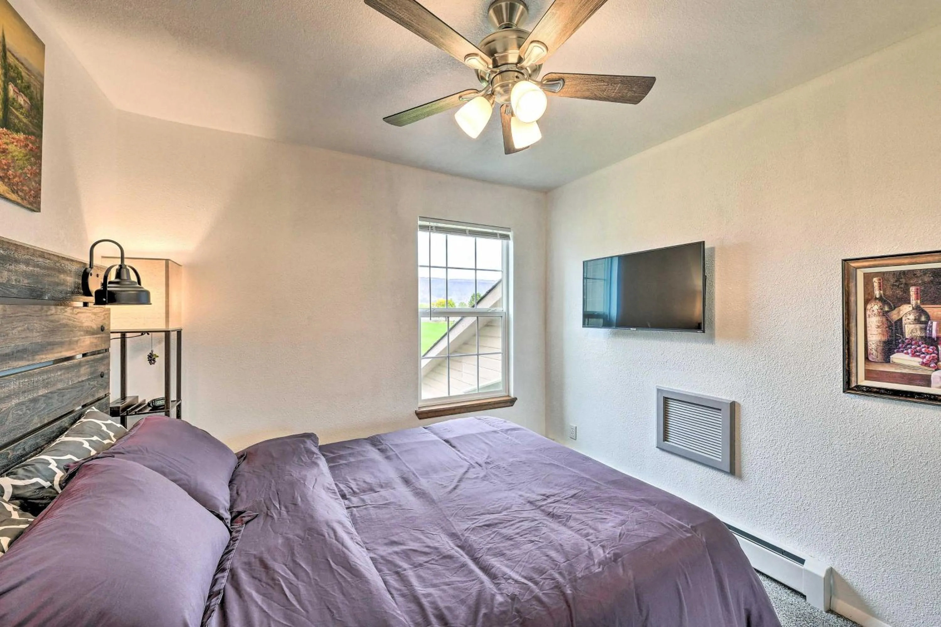 Bed in The Vineyard Country Farm Home at Grand Valley