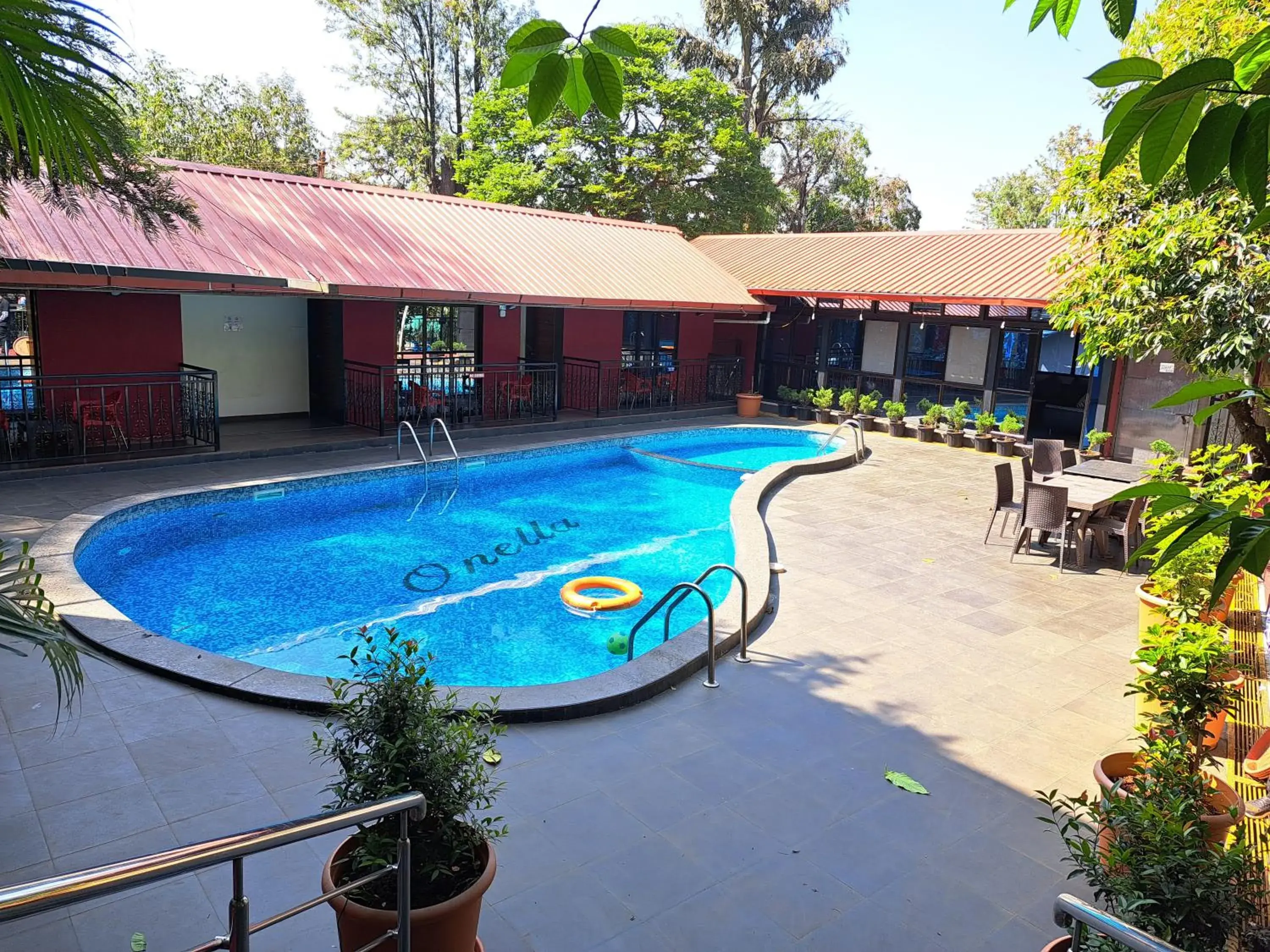 Swimming pool in ONELLA REGENCY Swimming pool in ONELLA REGENCY