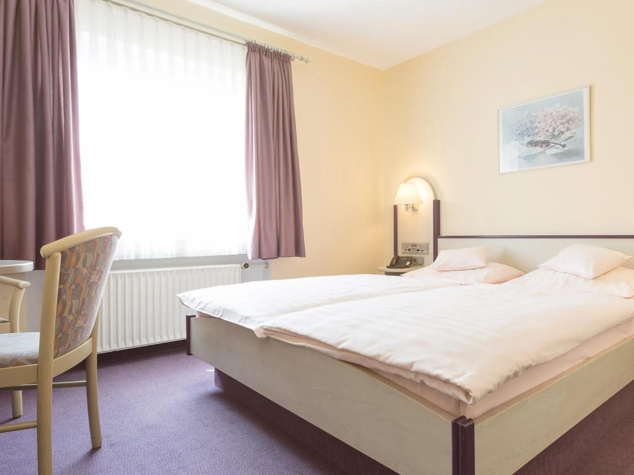 Photo of the whole room, Bed in Stadt-gut-Hotel Siegboot