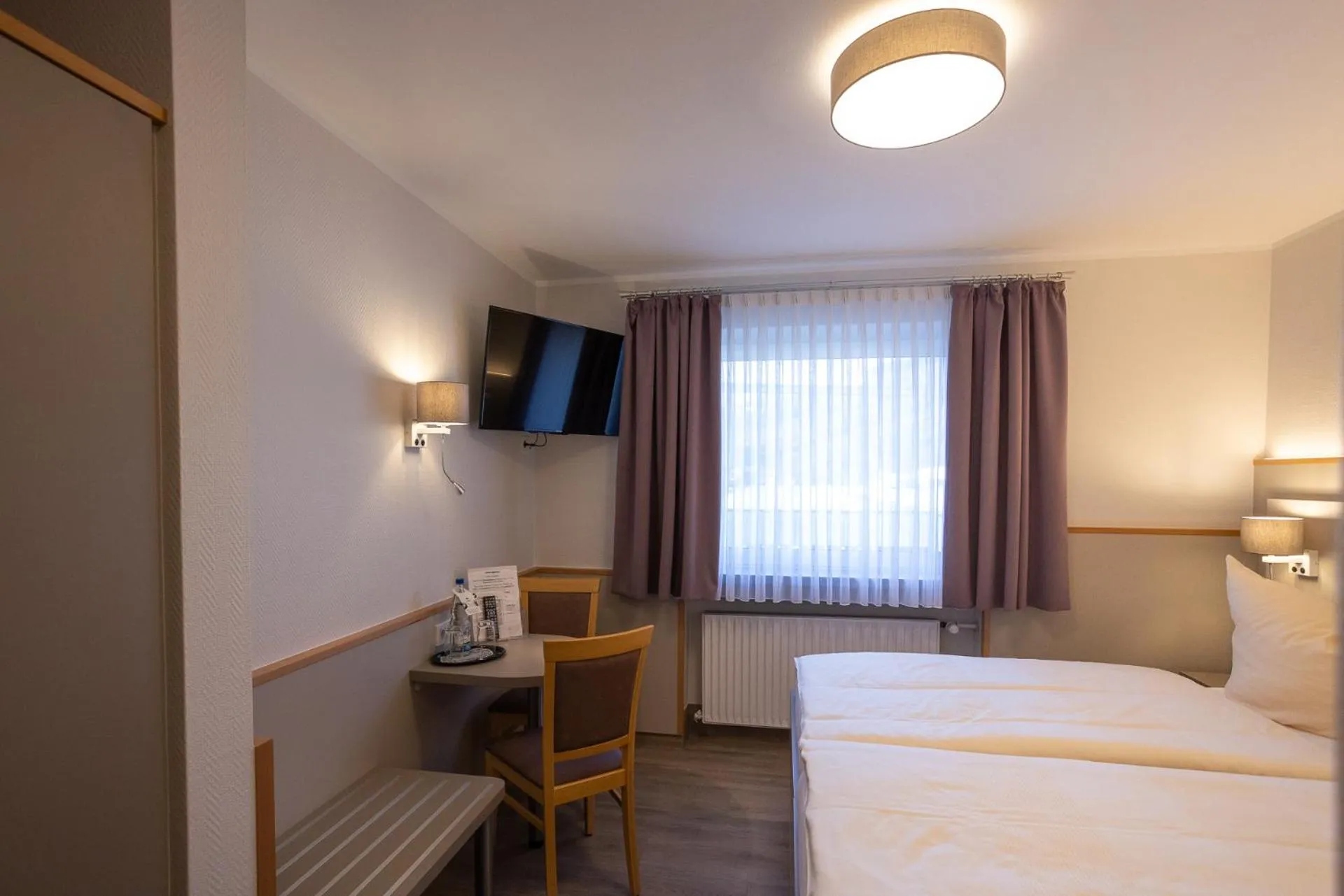 Photo of the whole room, Bed in Stadt-gut-Hotel Siegboot