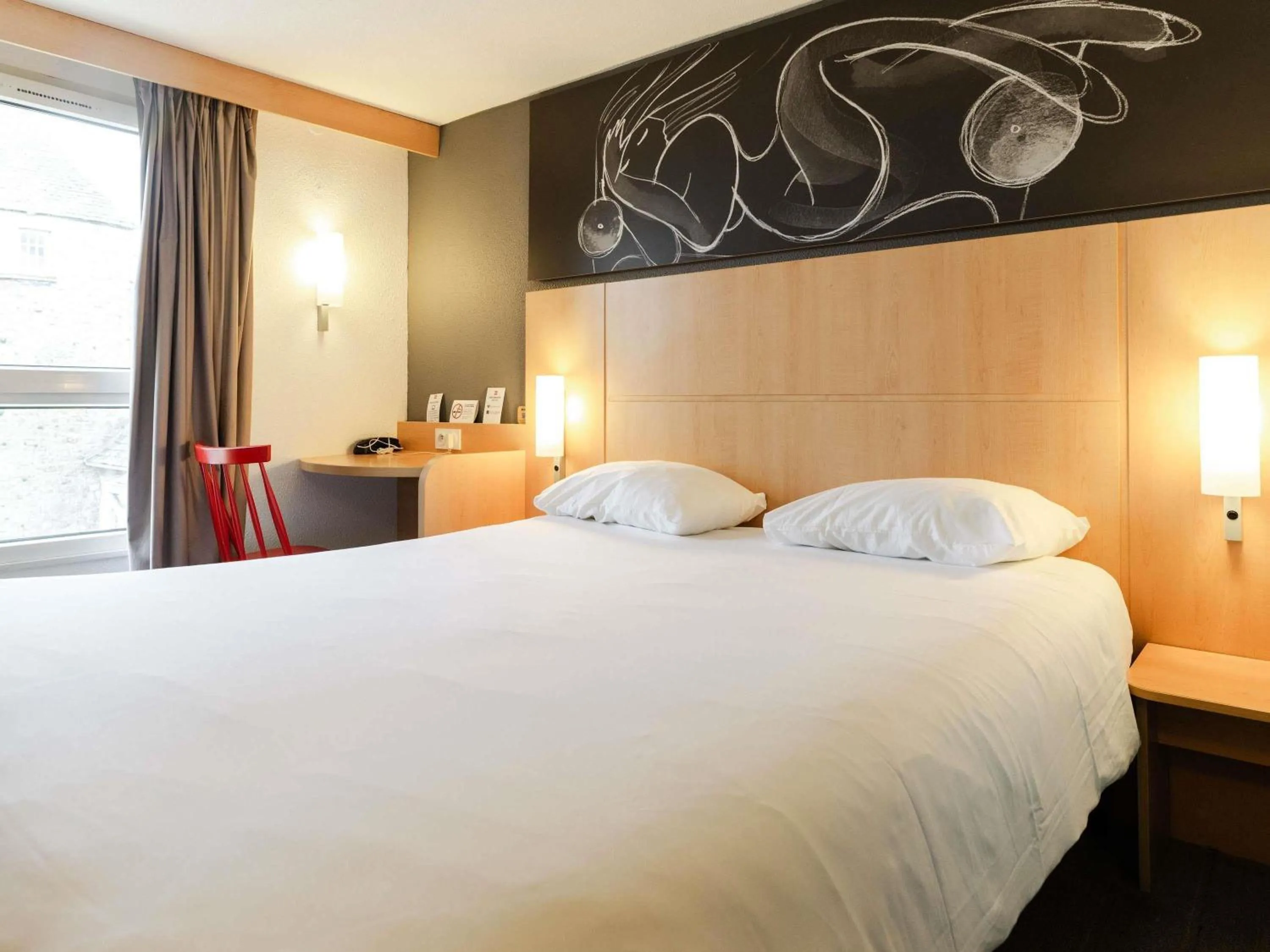 Bedroom, Bed in Ibis Roscoff Bord de Mer