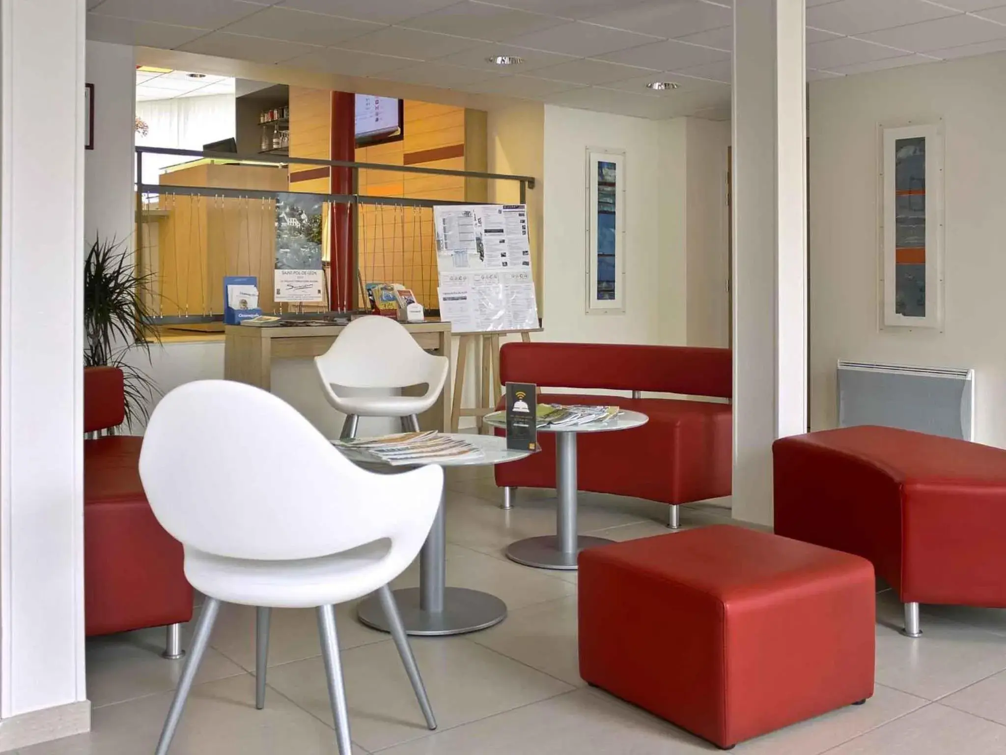 Lounge or bar in Ibis Roscoff Lounge or bar in Ibis Roscoff