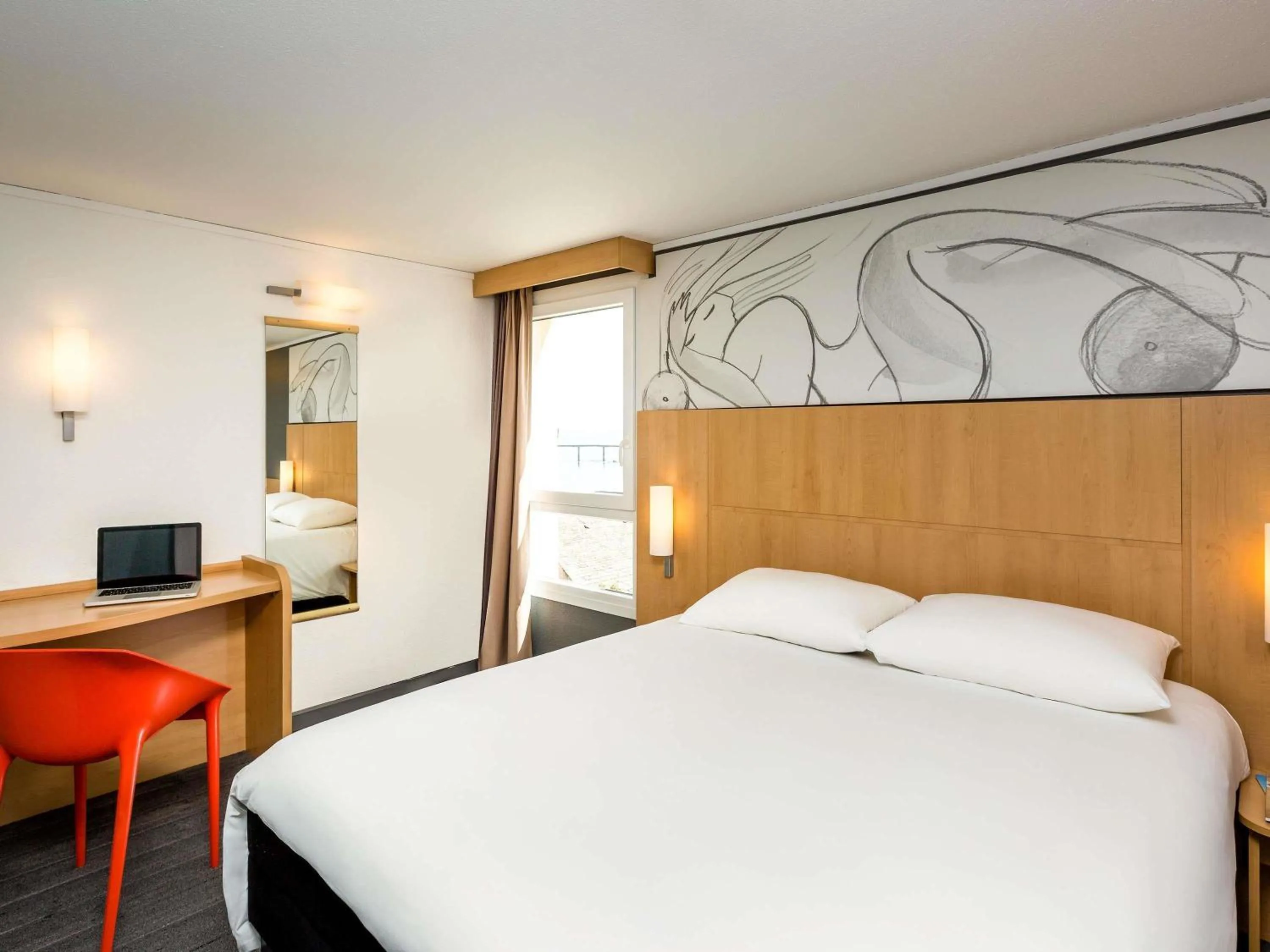 Bedroom, Bed in Ibis Roscoff Bord de Mer
