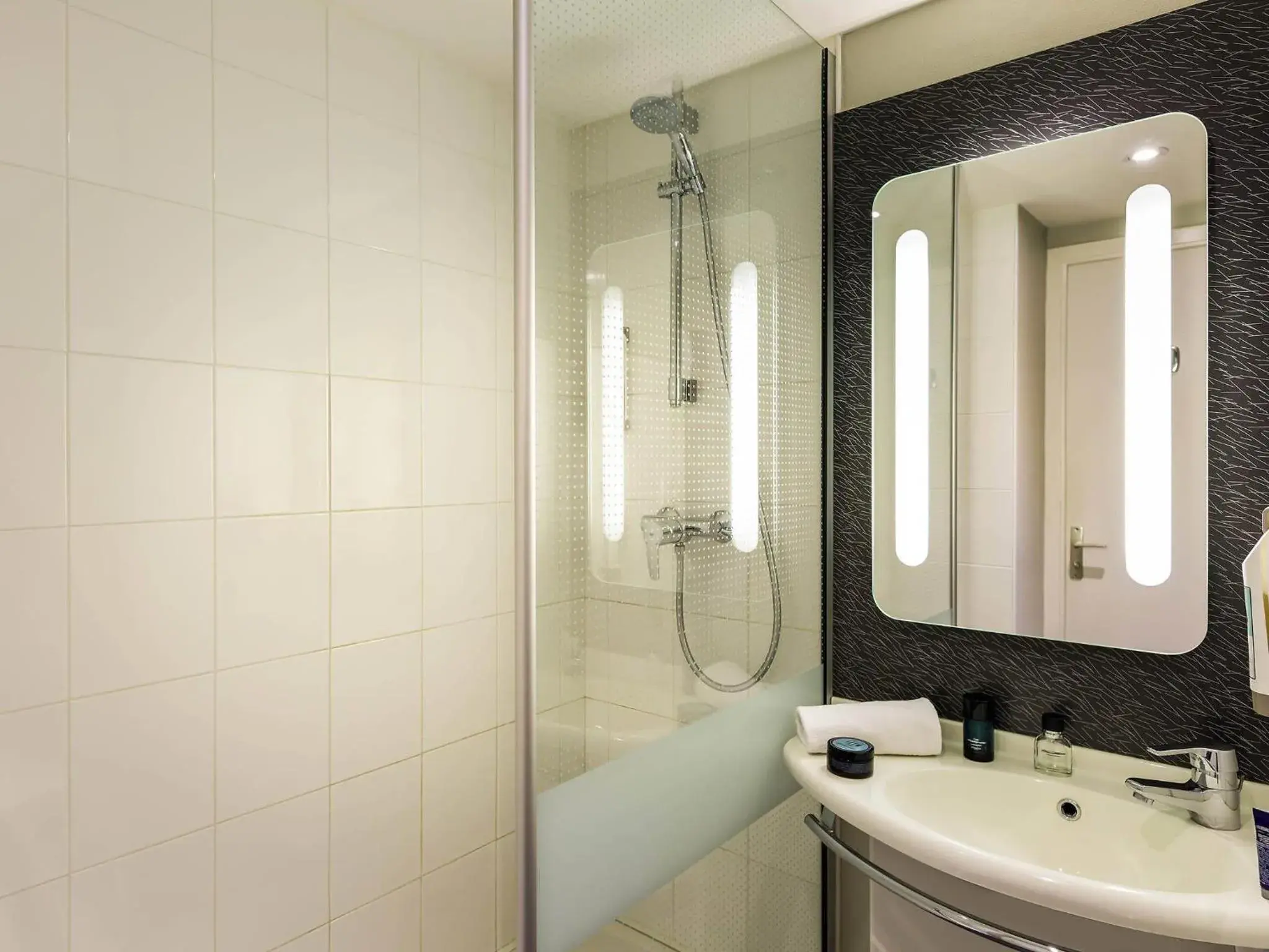 Bedroom in Ibis Roscoff Bord de Mer Bedroom in Ibis Roscoff Bord de Mer