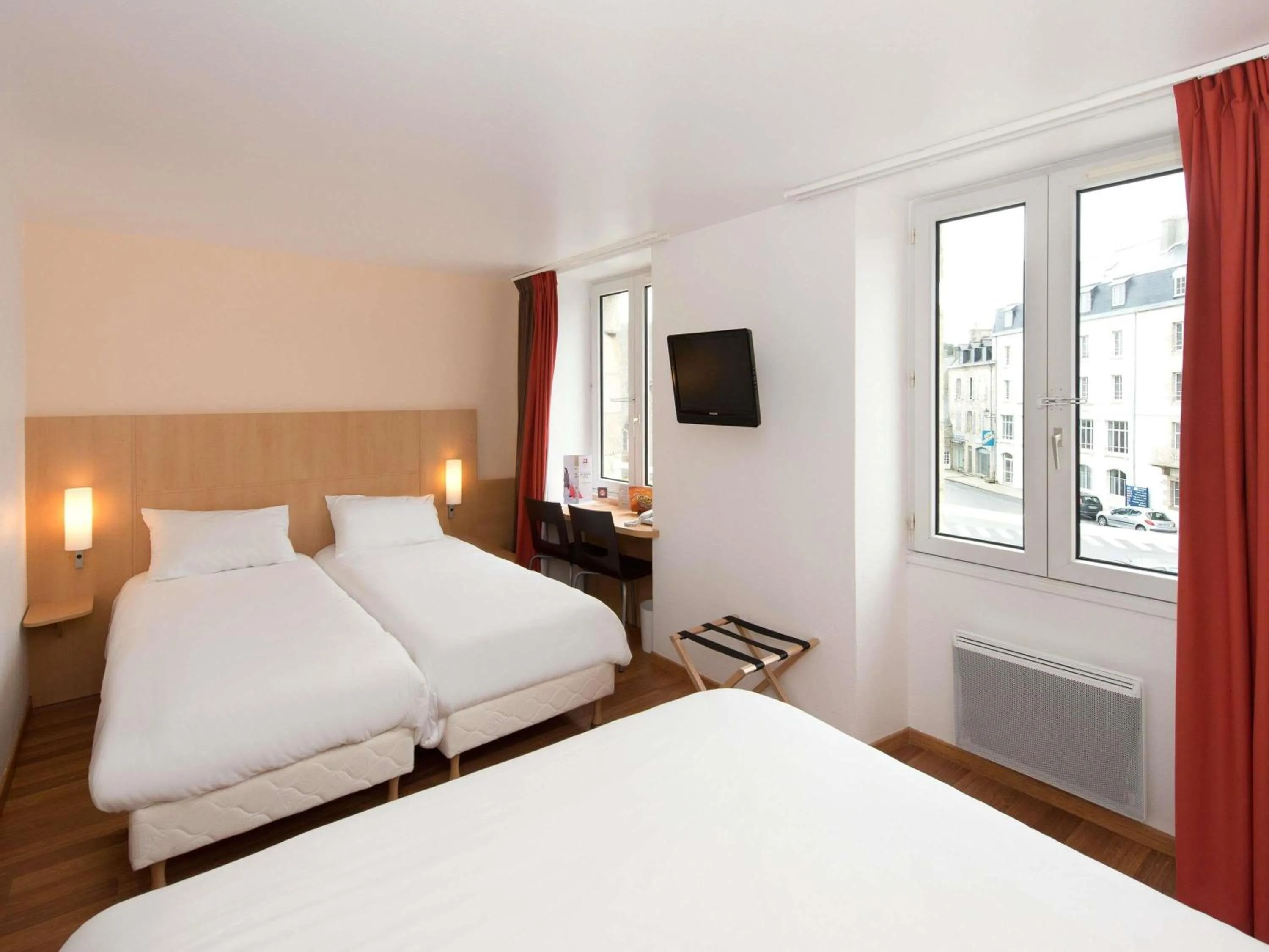 Bedroom, Bed in Ibis Roscoff Bord de Mer