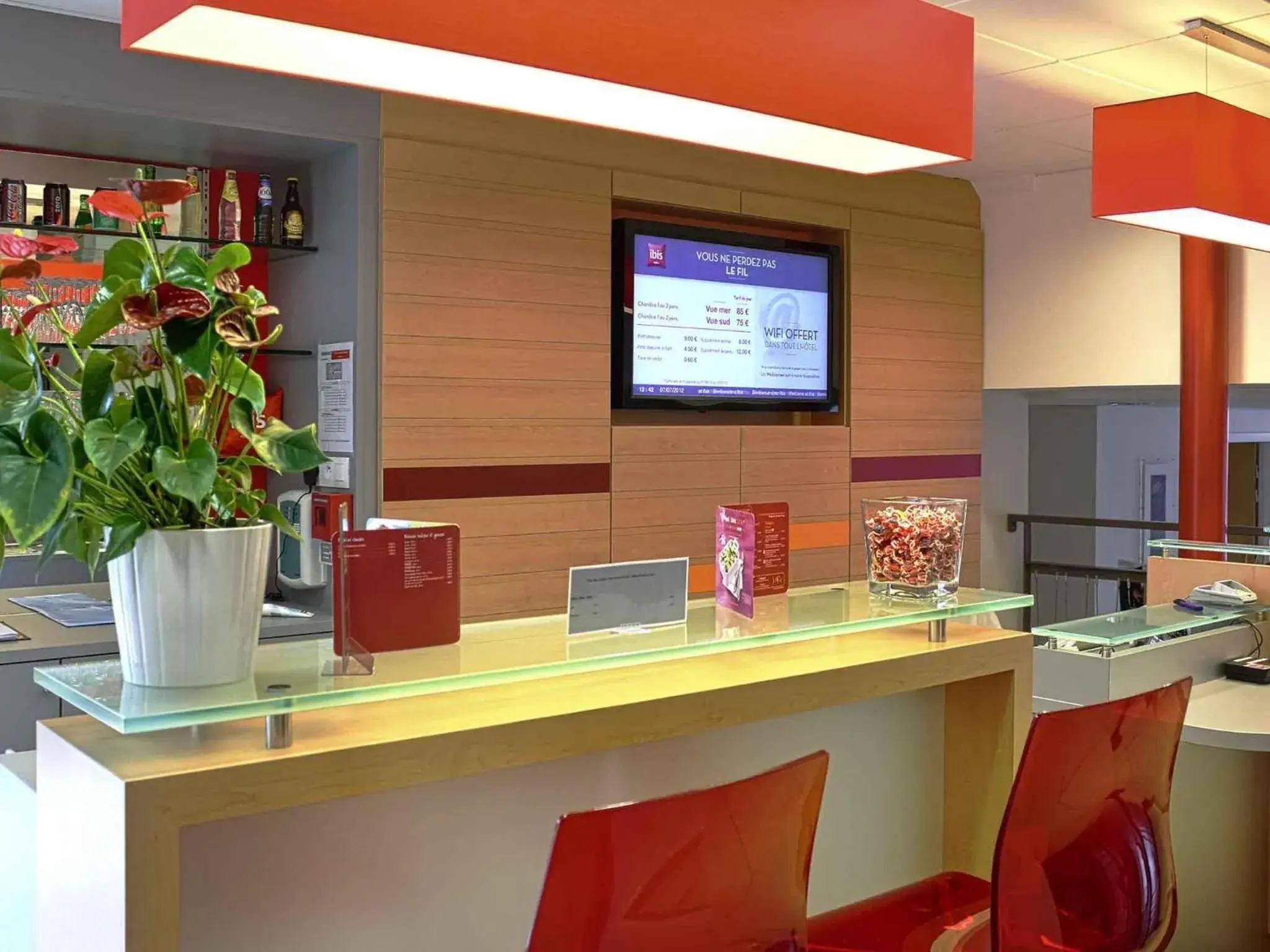 Lounge or bar in Ibis Roscoff Bord de Mer Lounge or bar in Ibis Roscoff Bord de Mer