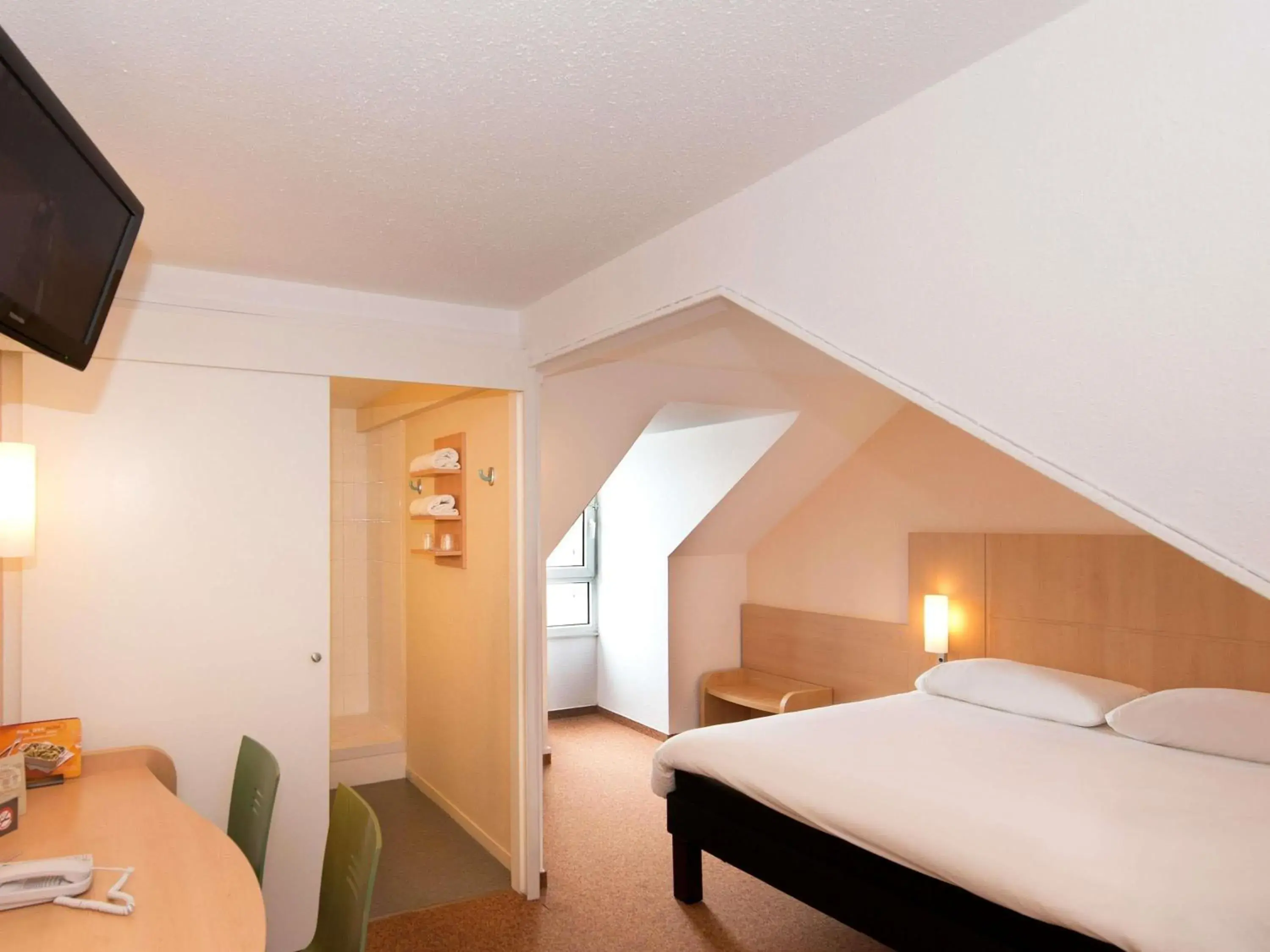 Bedroom, Bed in Ibis Roscoff Bord de Mer Bedroom, Bed in Ibis Roscoff Bord de Mer