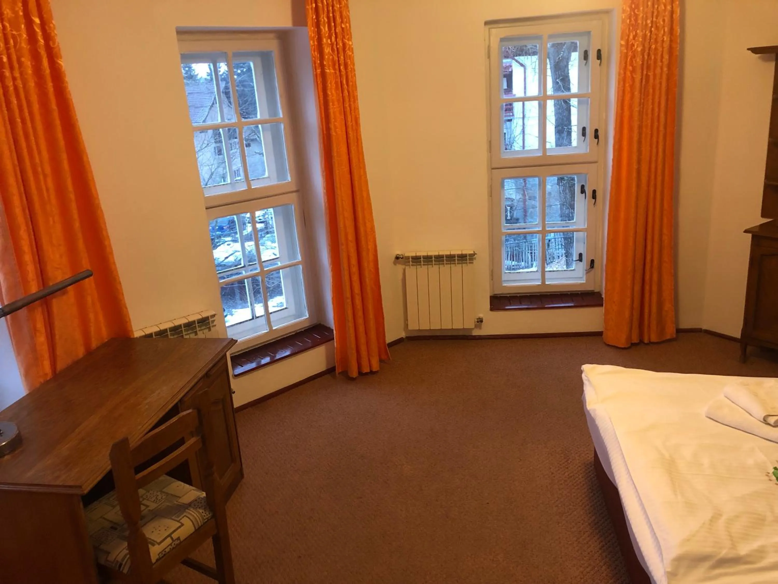 Communal lounge/ TV room, Bed in Mountain Breeze