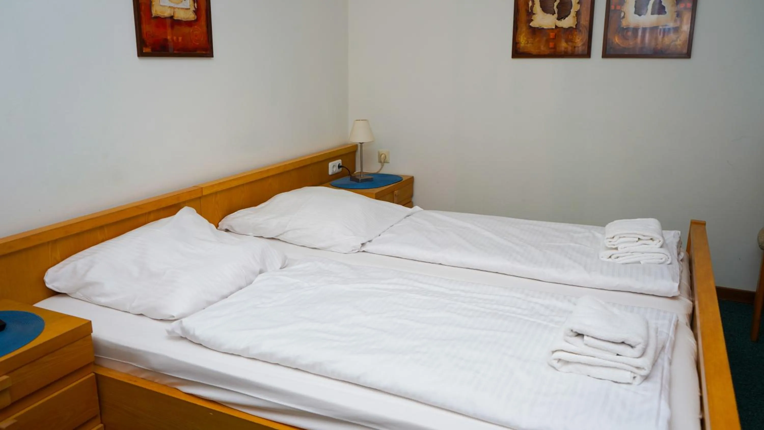 Photo of the whole room, Bed in ITM Hotel Bettkästchen am Sachsenwald