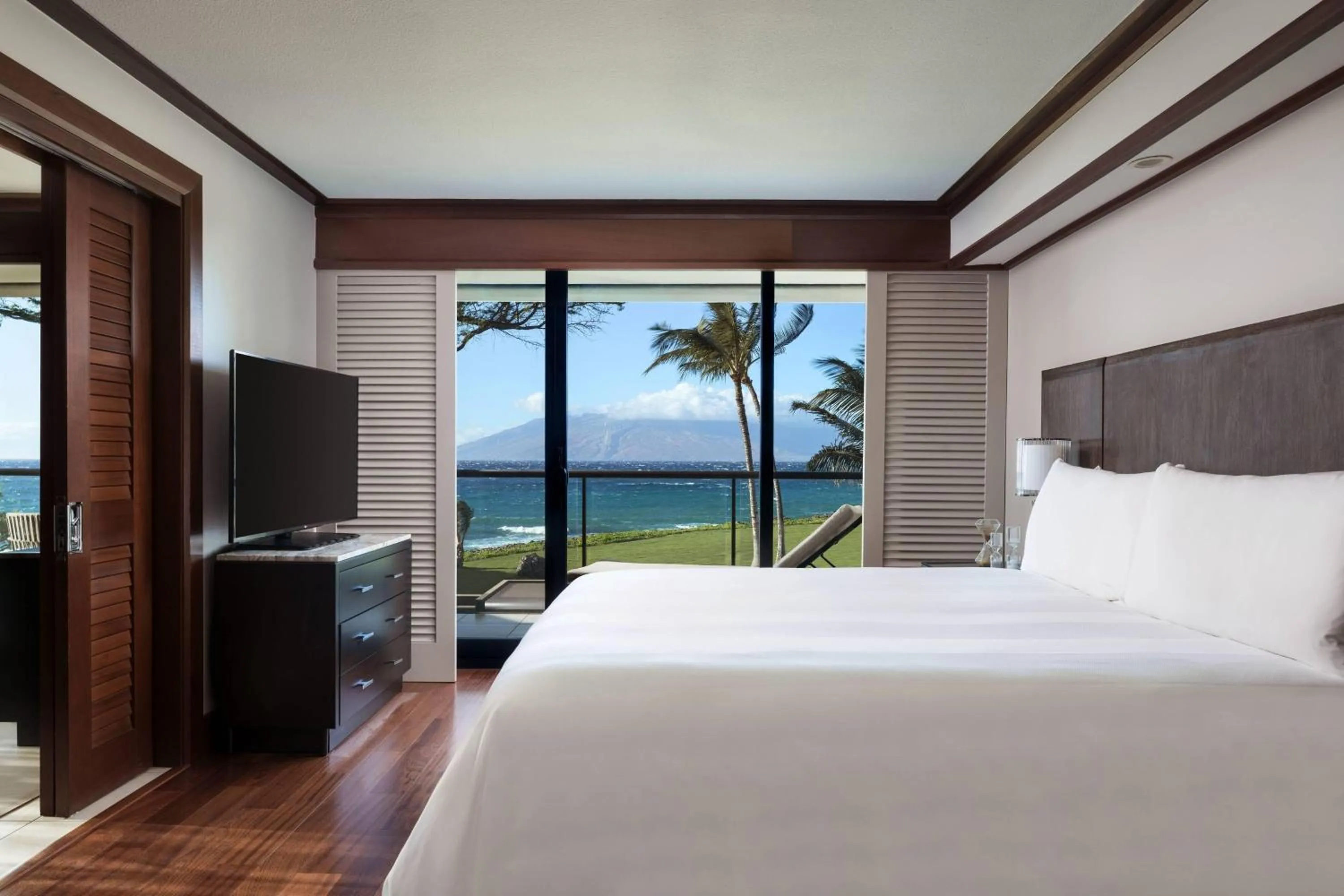 Photo of the whole room, Bed in Wailea Beach Resort - Marriott, Maui