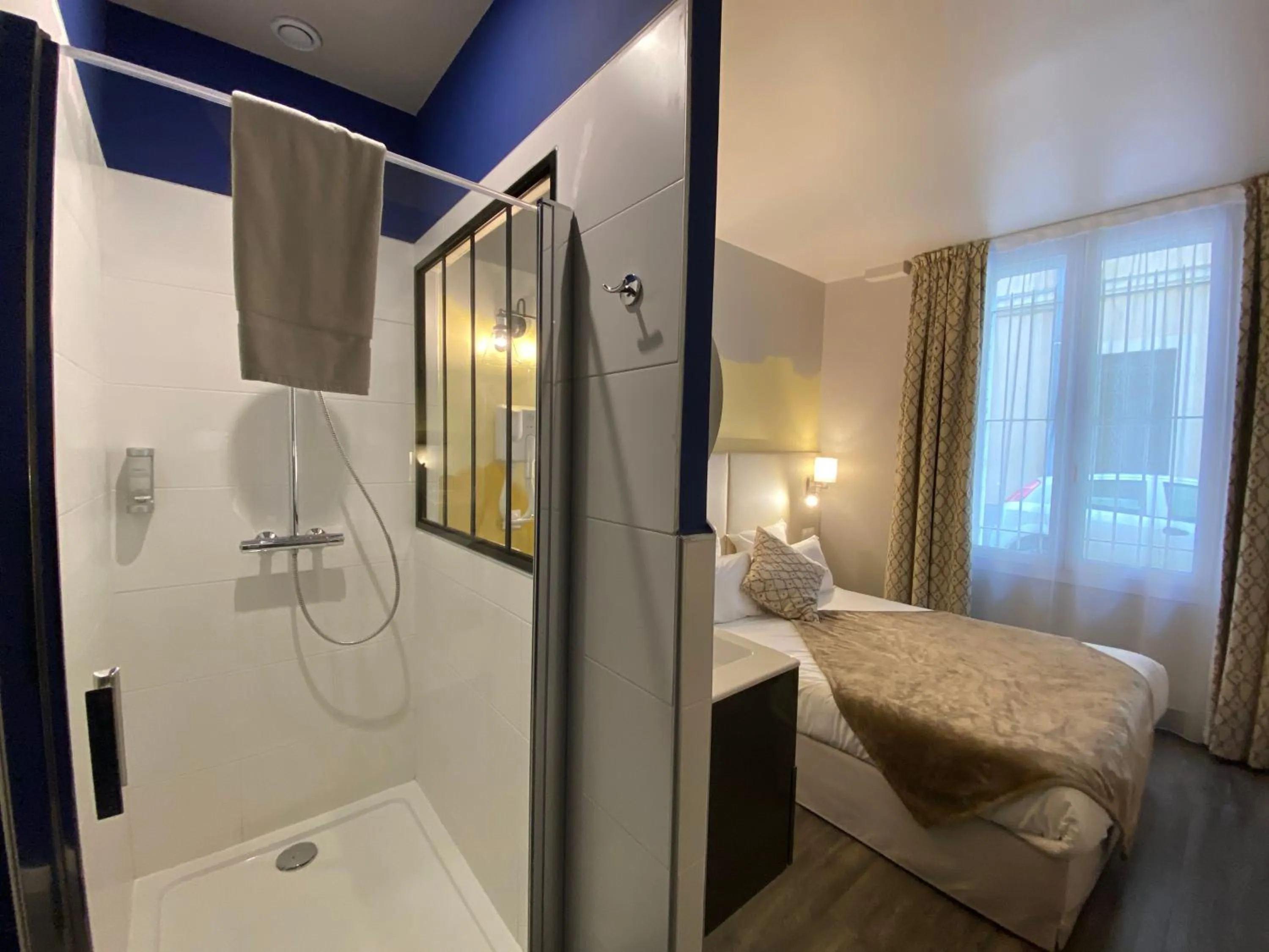 Shower, Bed in Hotel Majestic