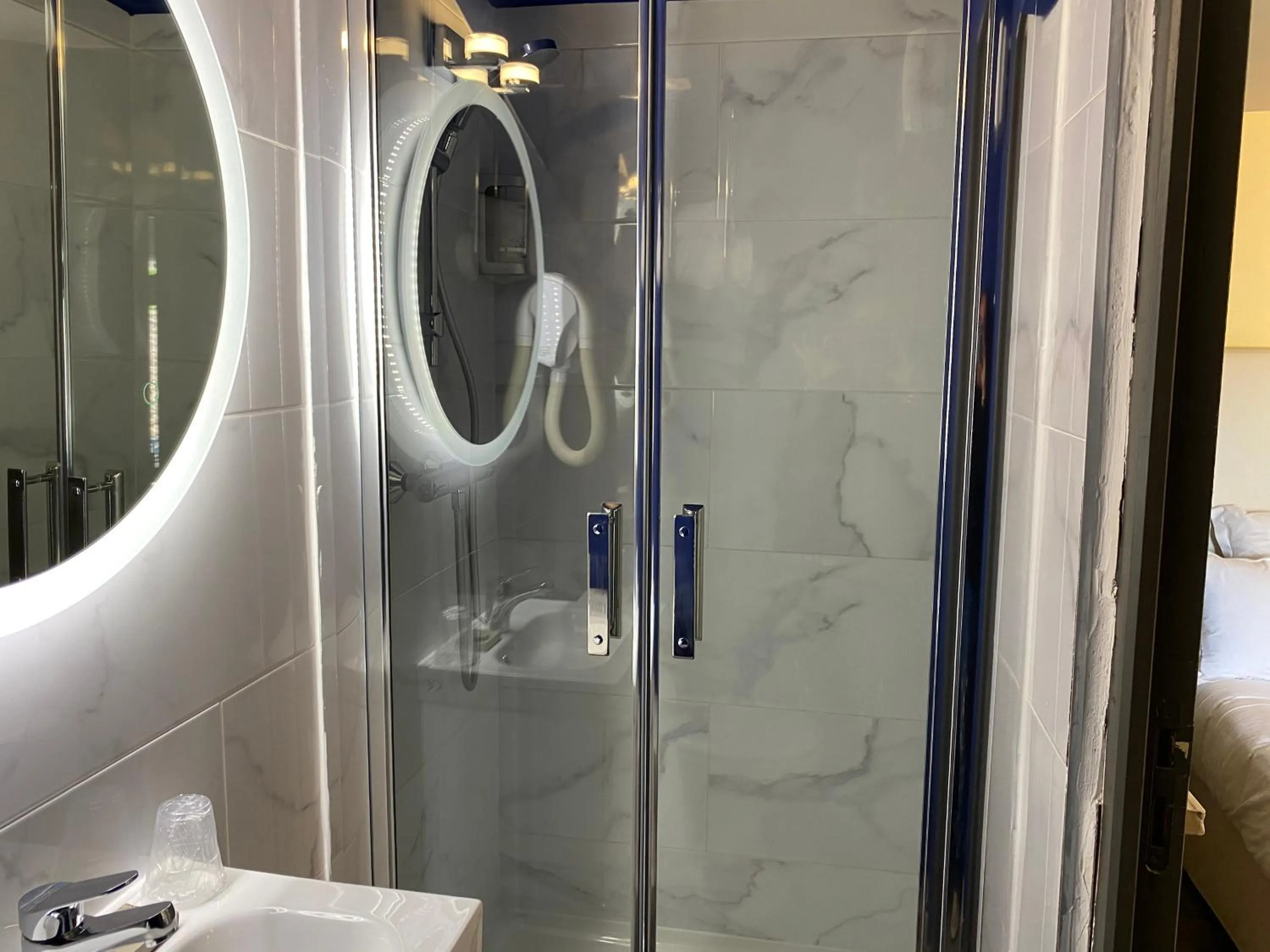 Shower in Hotel Majestic