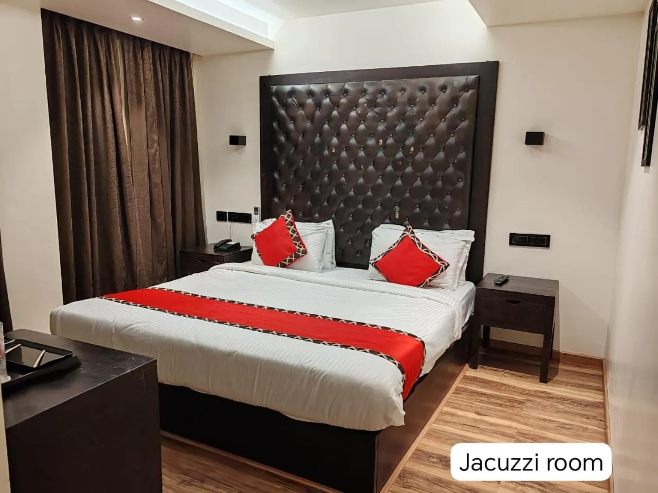 Bed in Divan Clarks Inn Goa