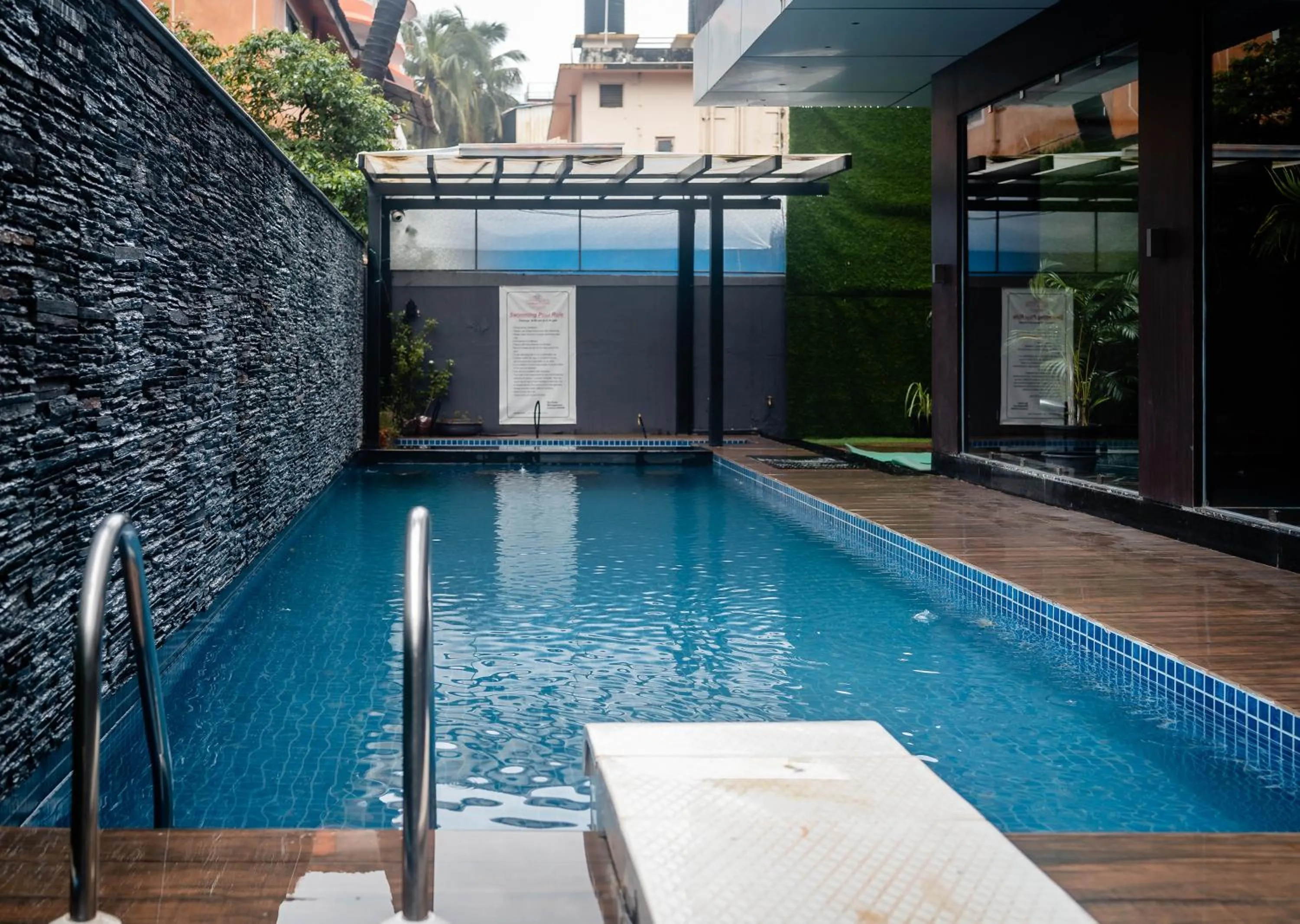 Swimming pool in Divan Clarks Inn Goa