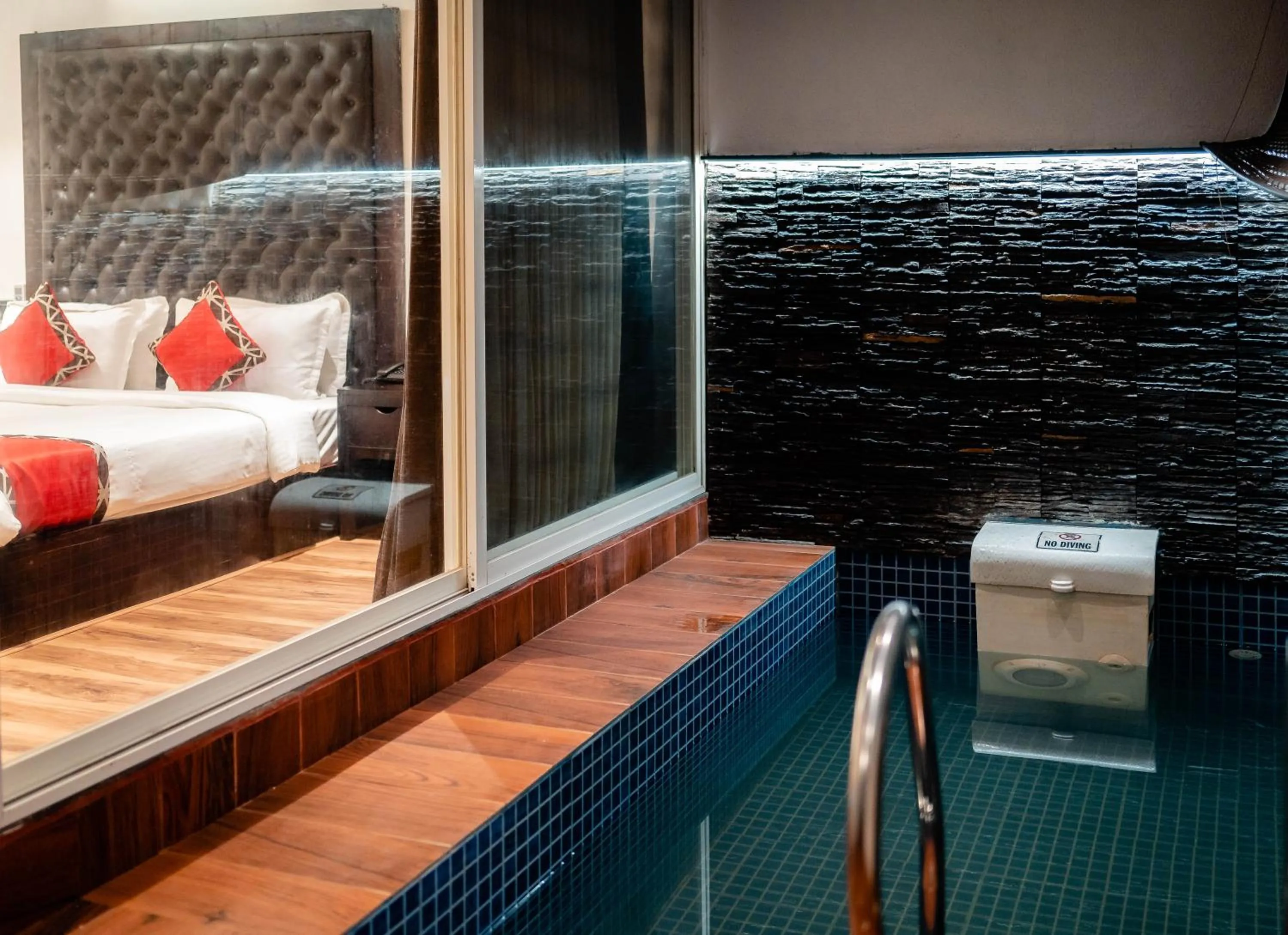 Swimming pool, Bed in Divan Clarks Inn Goa