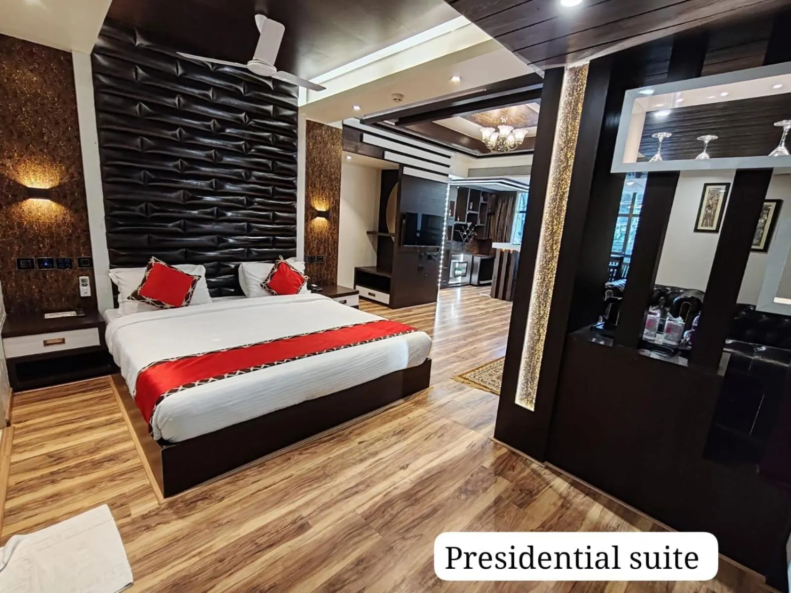 Bed in Divan Clarks Inn Goa