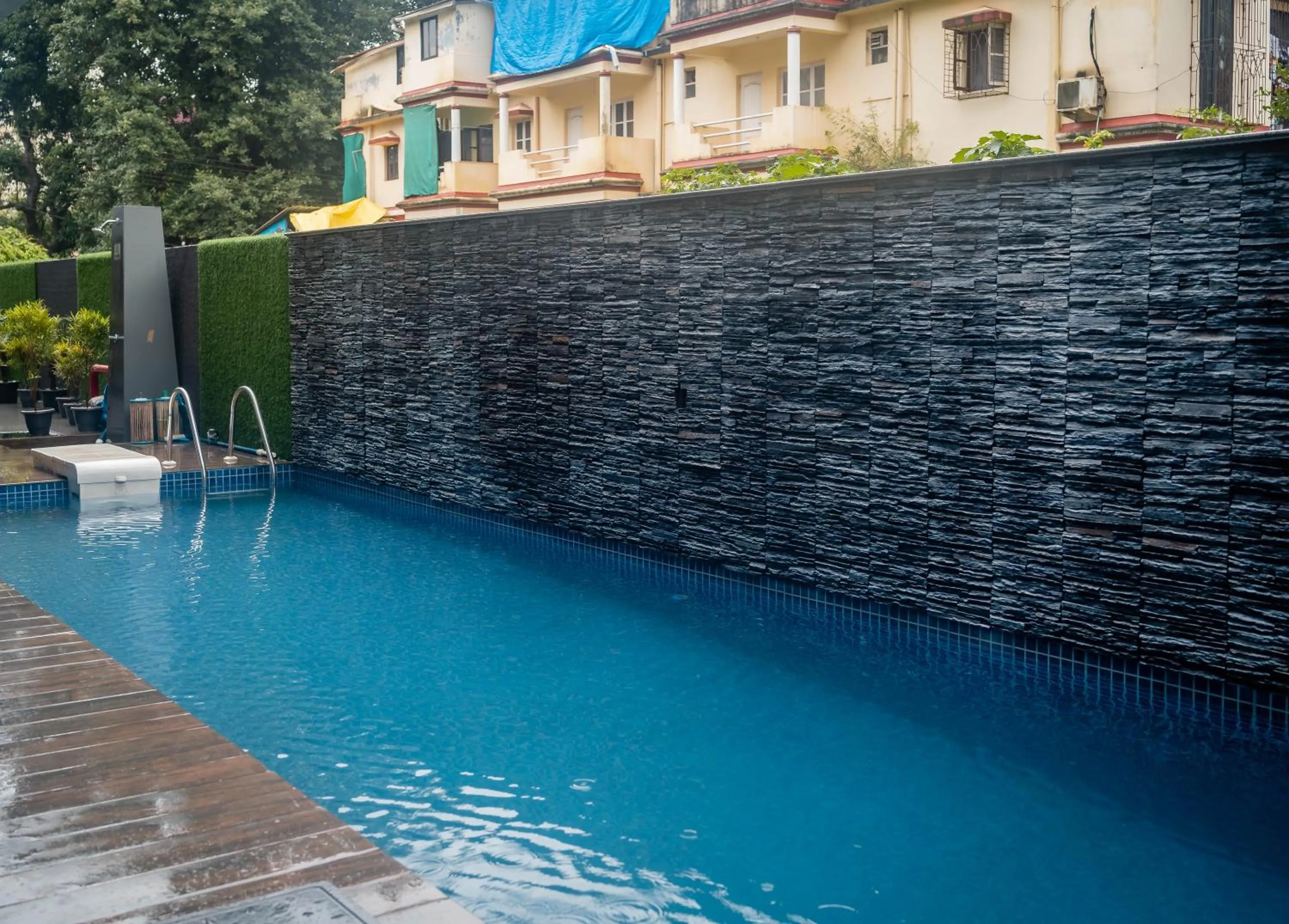 Swimming pool in Divan Clarks Inn Goa