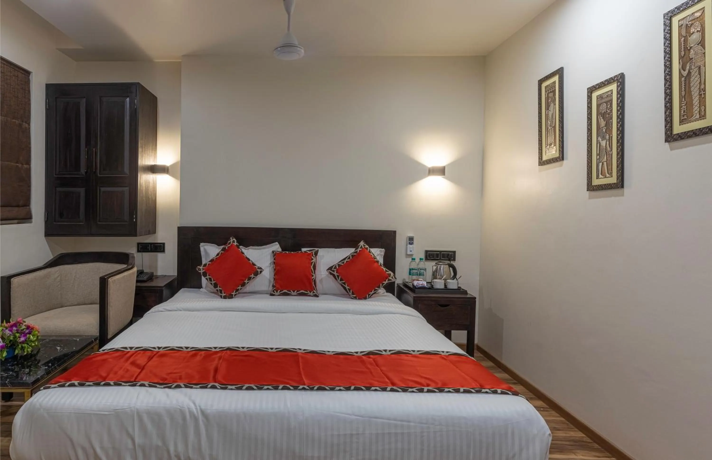 Bed in Divan Clarks Inn Goa